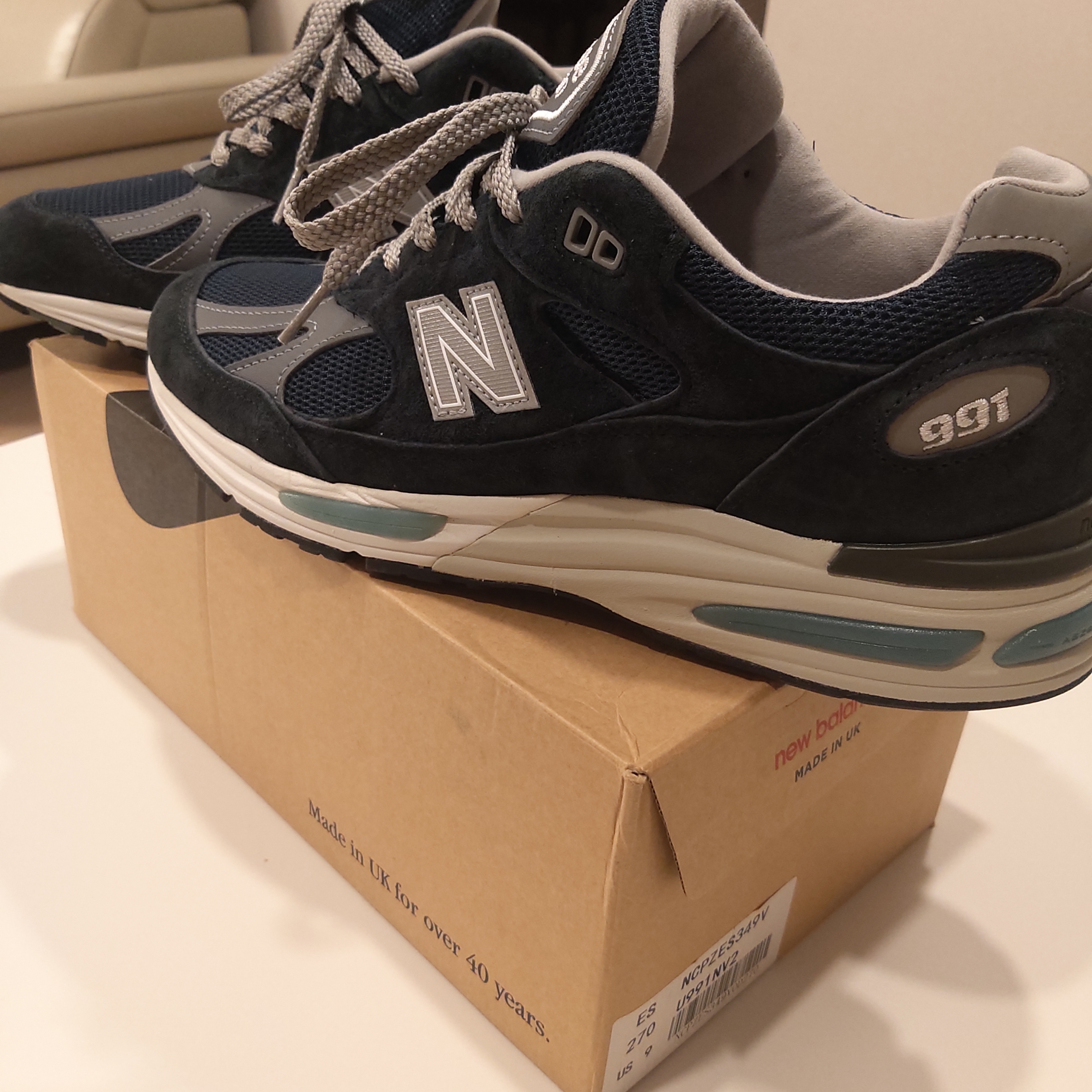 New Balance 991v2 Made in UK Dark Navy Smoked Pearl 착용 스타일 - 3