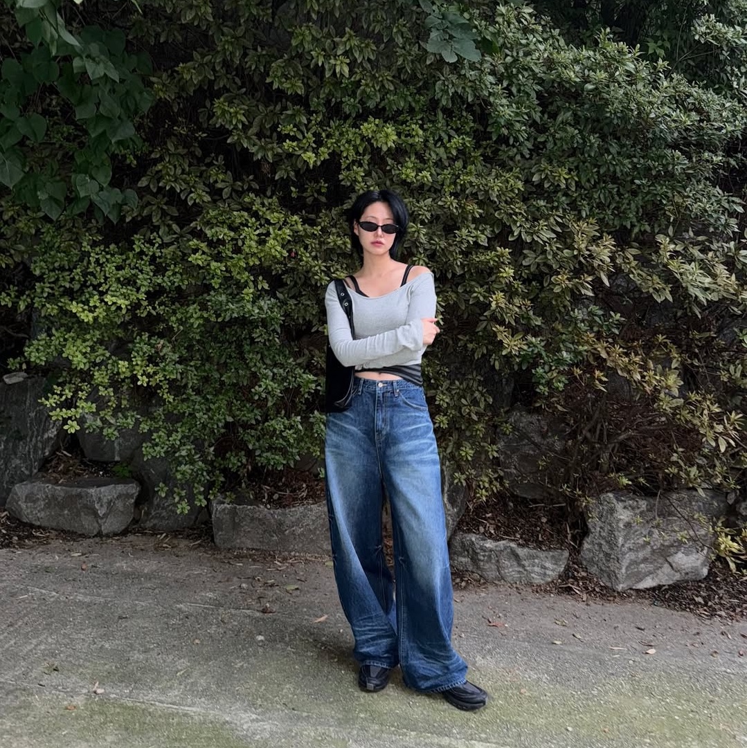 SSERPE Starry Night Washed Wide Denim Pants Blue 착용 스타일