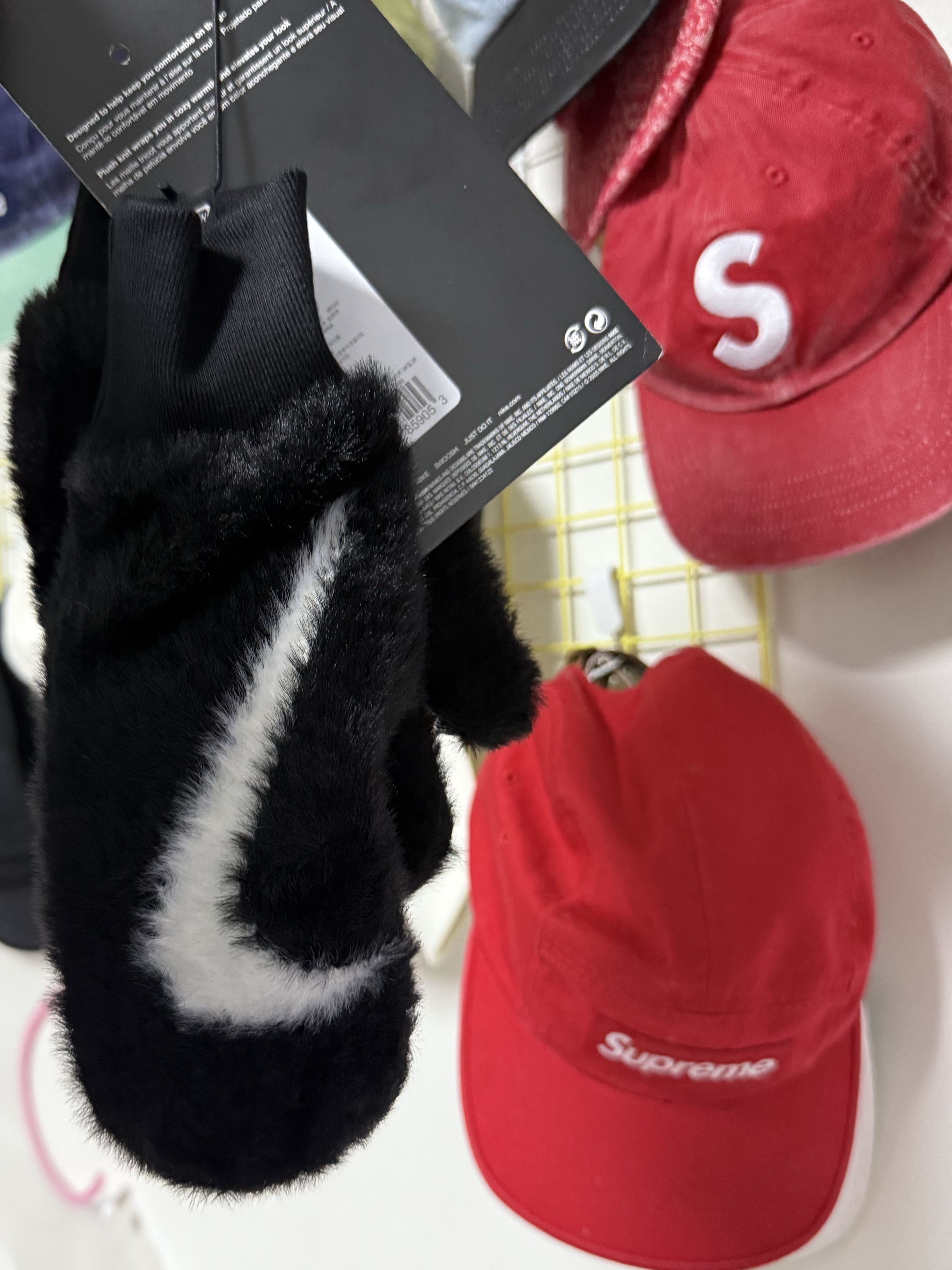 Stussy Stock Seoul LS T-Shirt Black, Nike Plush Knit Mittens Black 착용 스타일 - 2