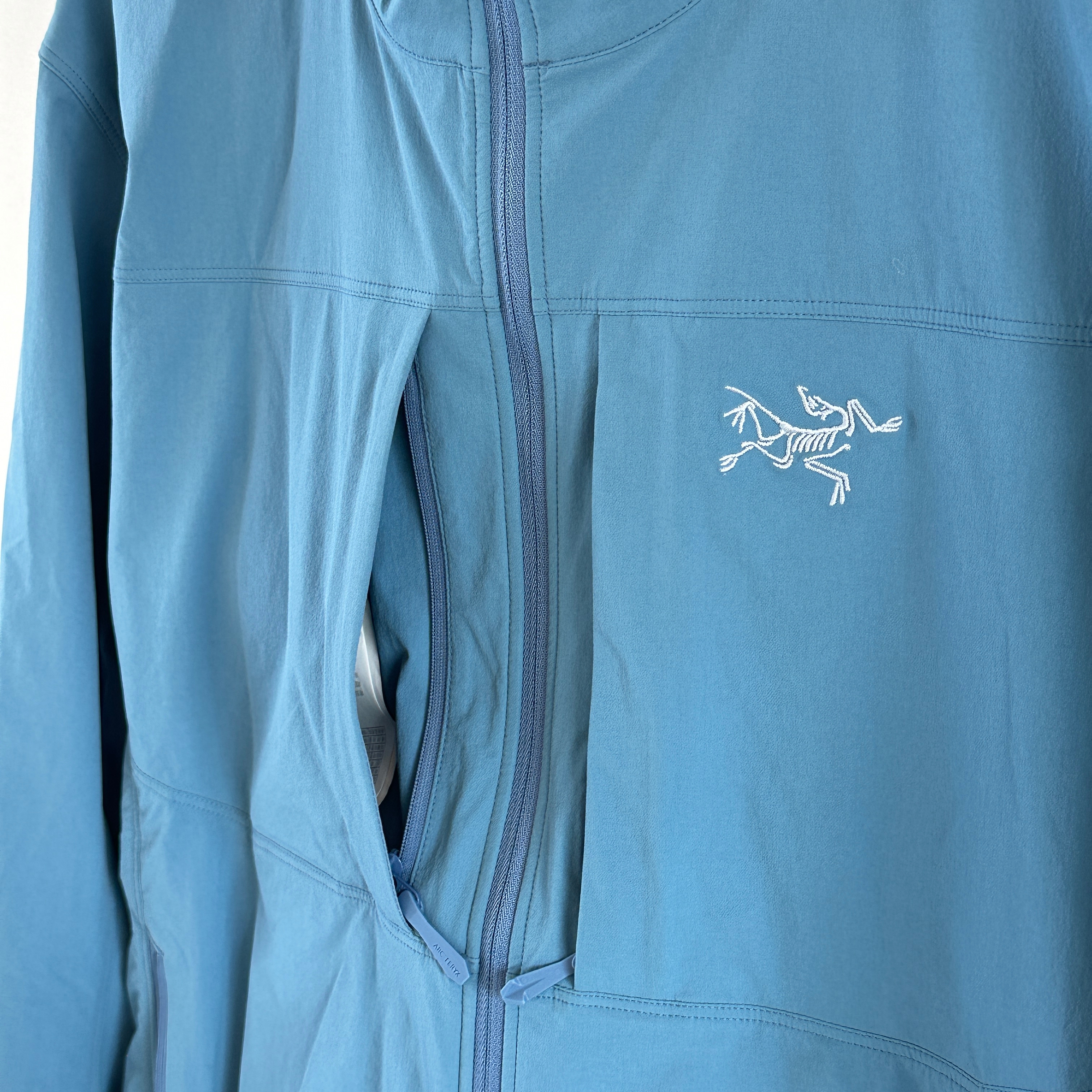 Arc'teryx Gamma Lightweight Jacket Stone Wash 착용 스타일 - 3