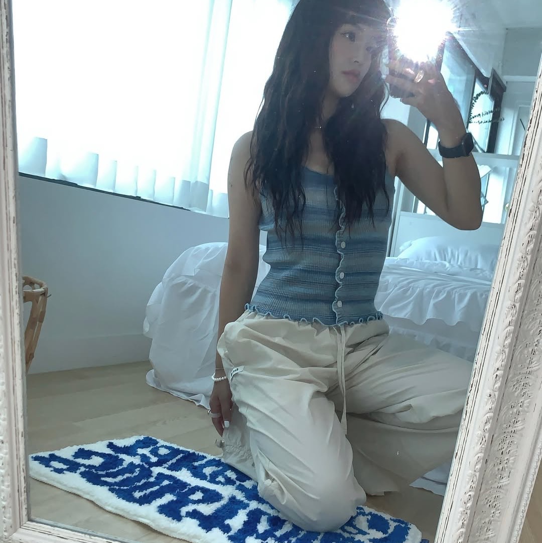 earpearp Good Things Take Time Rug Blue 착용 스타일 - 2