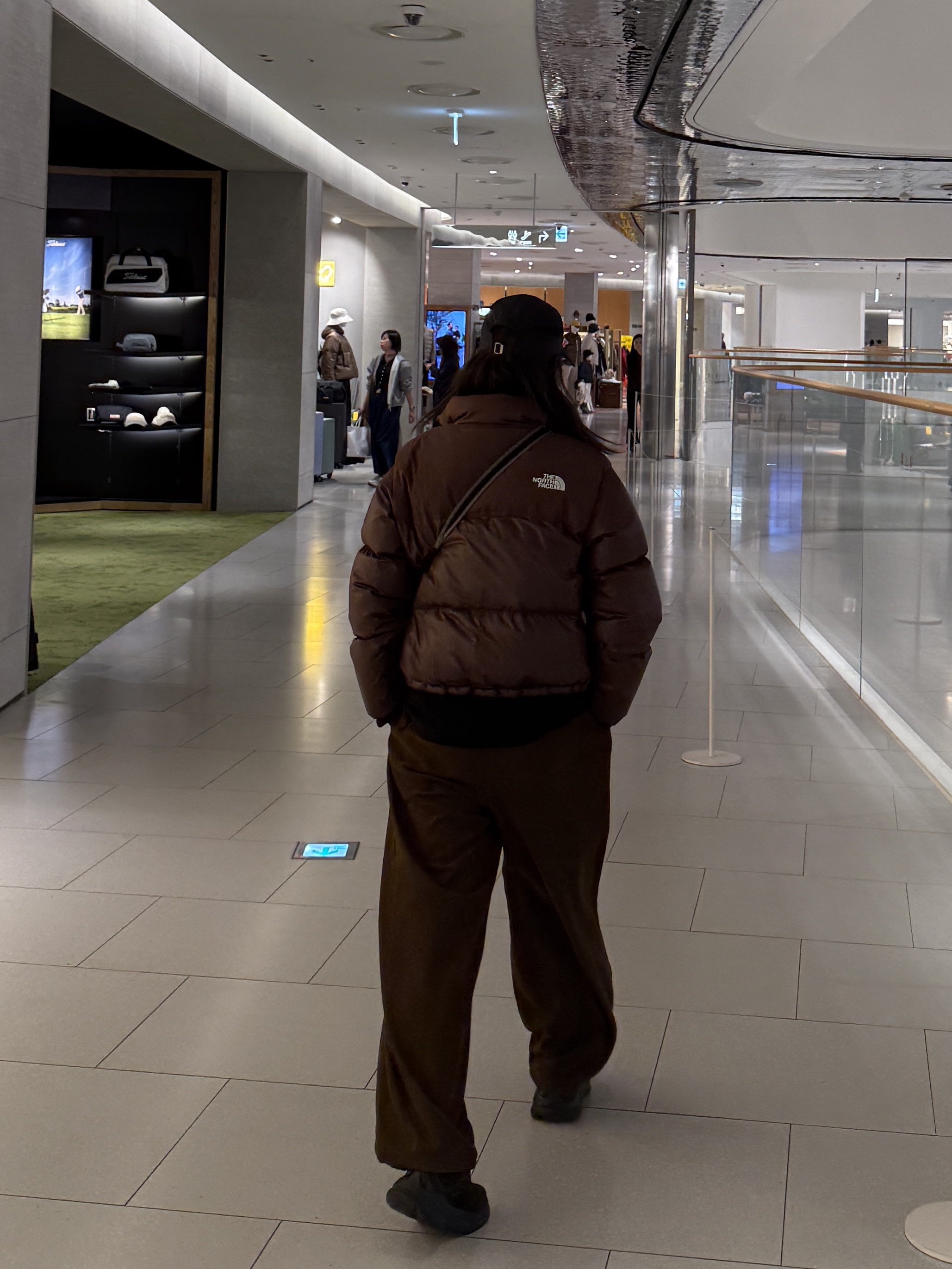 (W) The North Face White Label Novelty Nuptse Down Jacket Cocoa Brown, Salomon Ultimo 2L Cross Bag Charcoal 착용 스타일 - 4