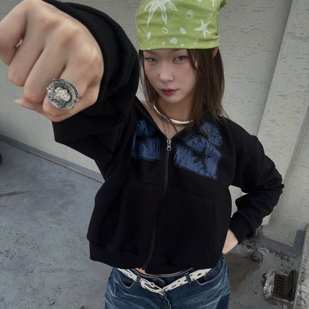 SSERPE 22 Hoodie Zip Up Black, SSERPE 22 Hoodie Zip Up Melange White 착용 스타일 - 1