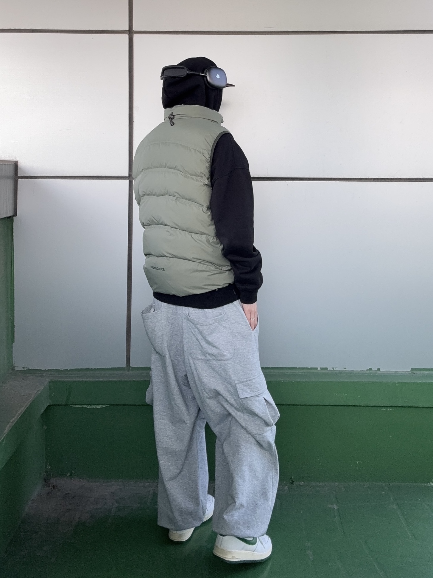 Nike Air Force 1 '07 LV8 Varsity White Pine Green, IAB Studio Hoodie Black 착용 스타일 - 3