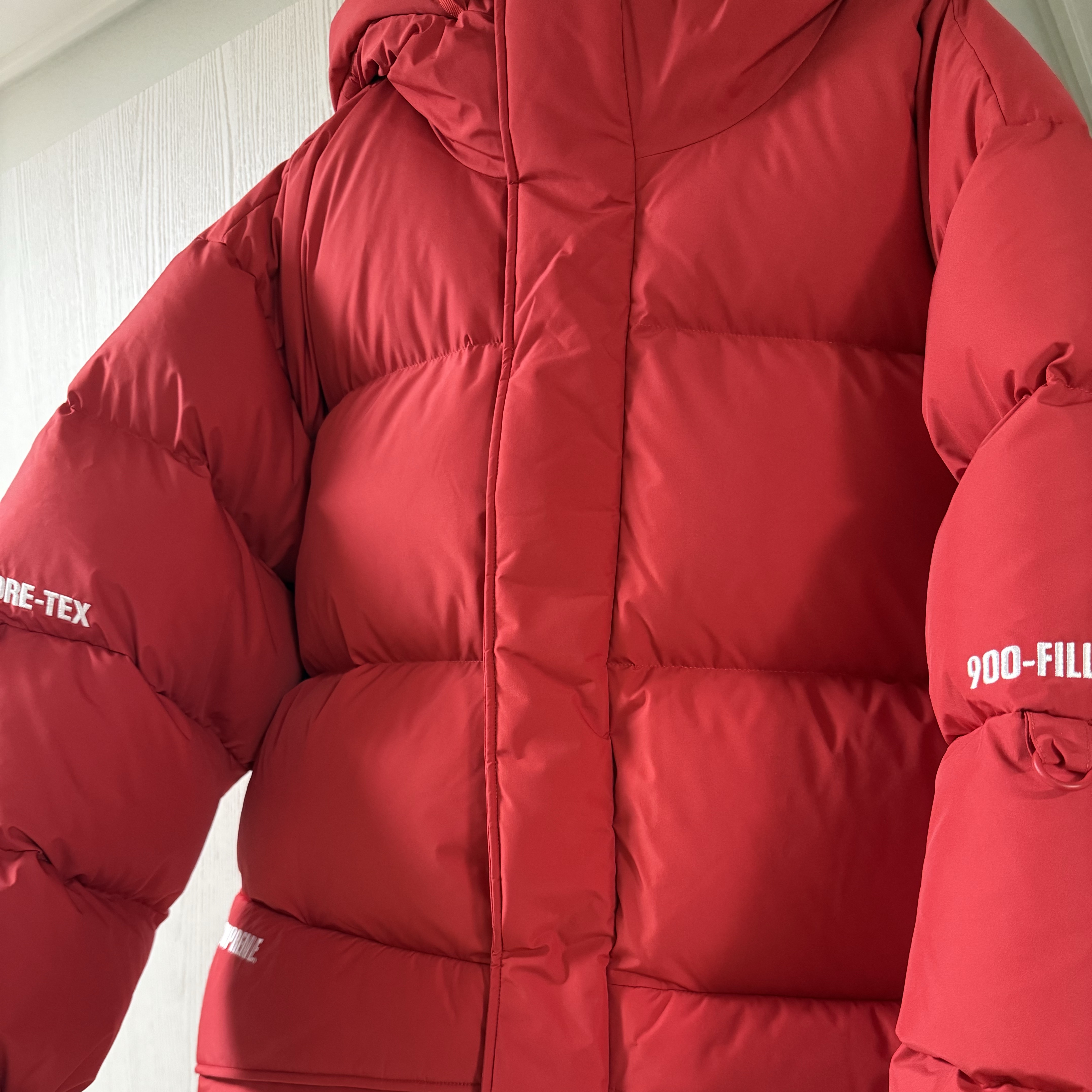 Supreme Gore-Tex 900-Fill Down Parka Red - 24FW 착용 스타일