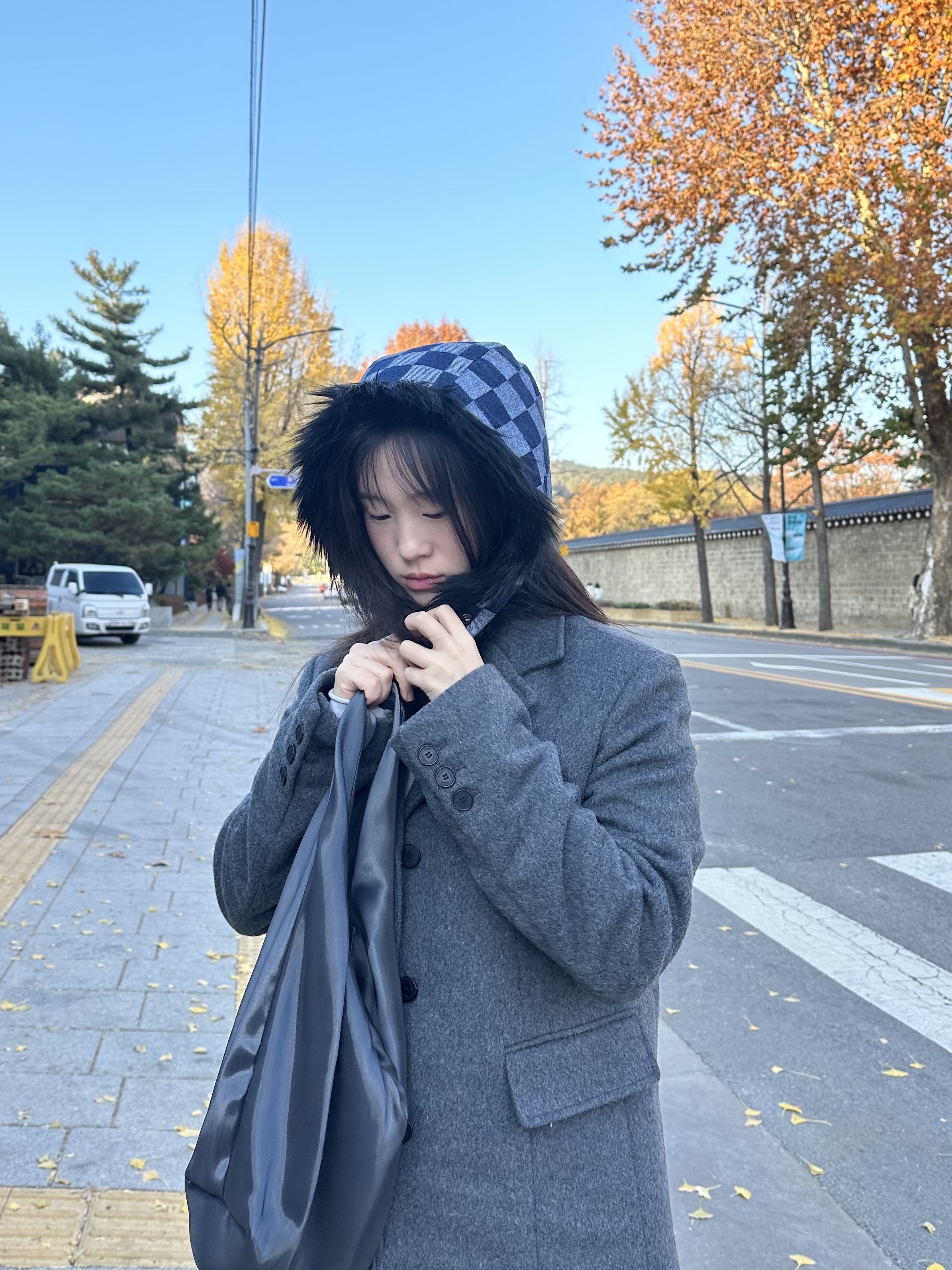 COS Mini High-Shine Shoulder Bag Navy 착용 스타일