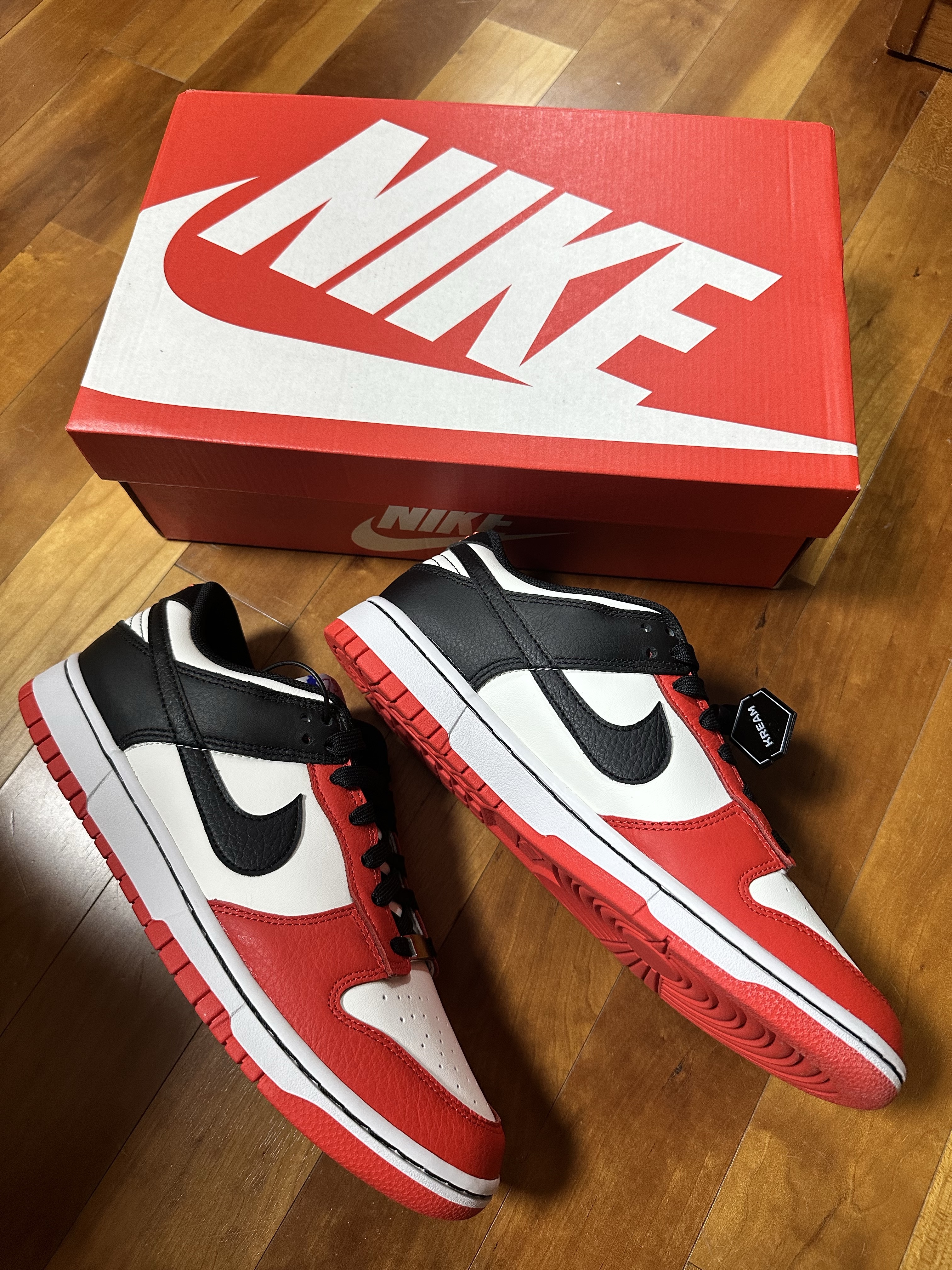 Nike x NBA Dunk Low Retro EMB Black and Chile Red 착용 스타일