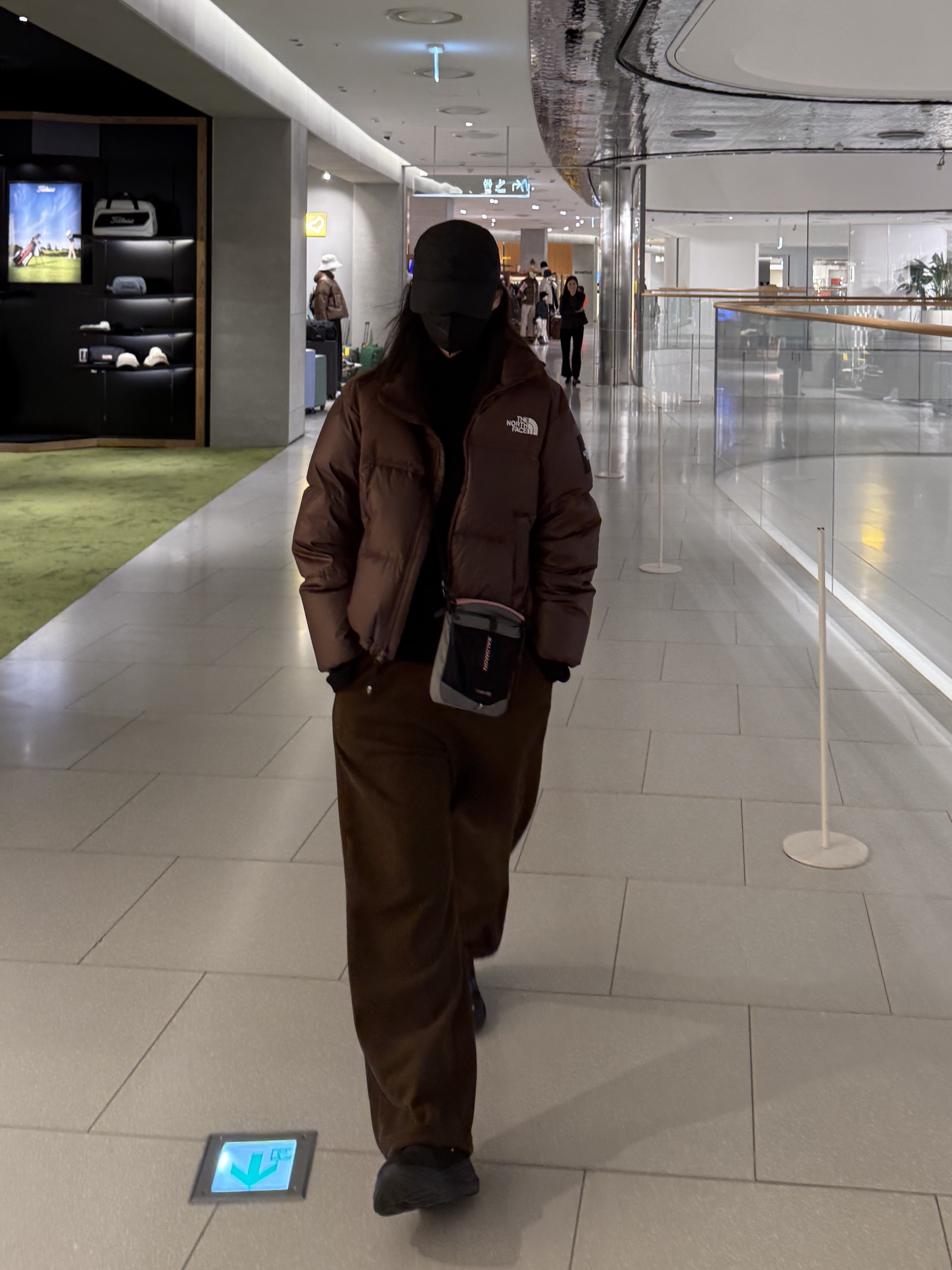 (W) The North Face White Label Novelty Nuptse Down Jacket Cocoa Brown, Salomon Ultimo 2L Cross Bag Charcoal 착용 스타일 - 3