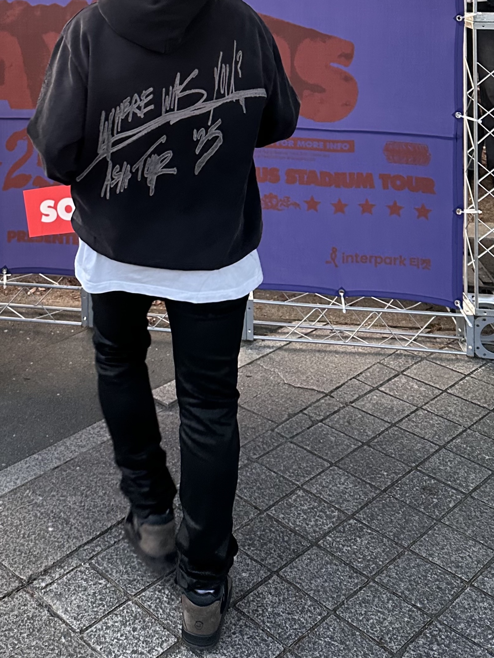 Travis Scott Circus Maximus Stadium Tour 25 Spray Hoodie Black, Jordan x Travis Scott Jumpman Jack TR Black and Dark Mocha 착용 스타일