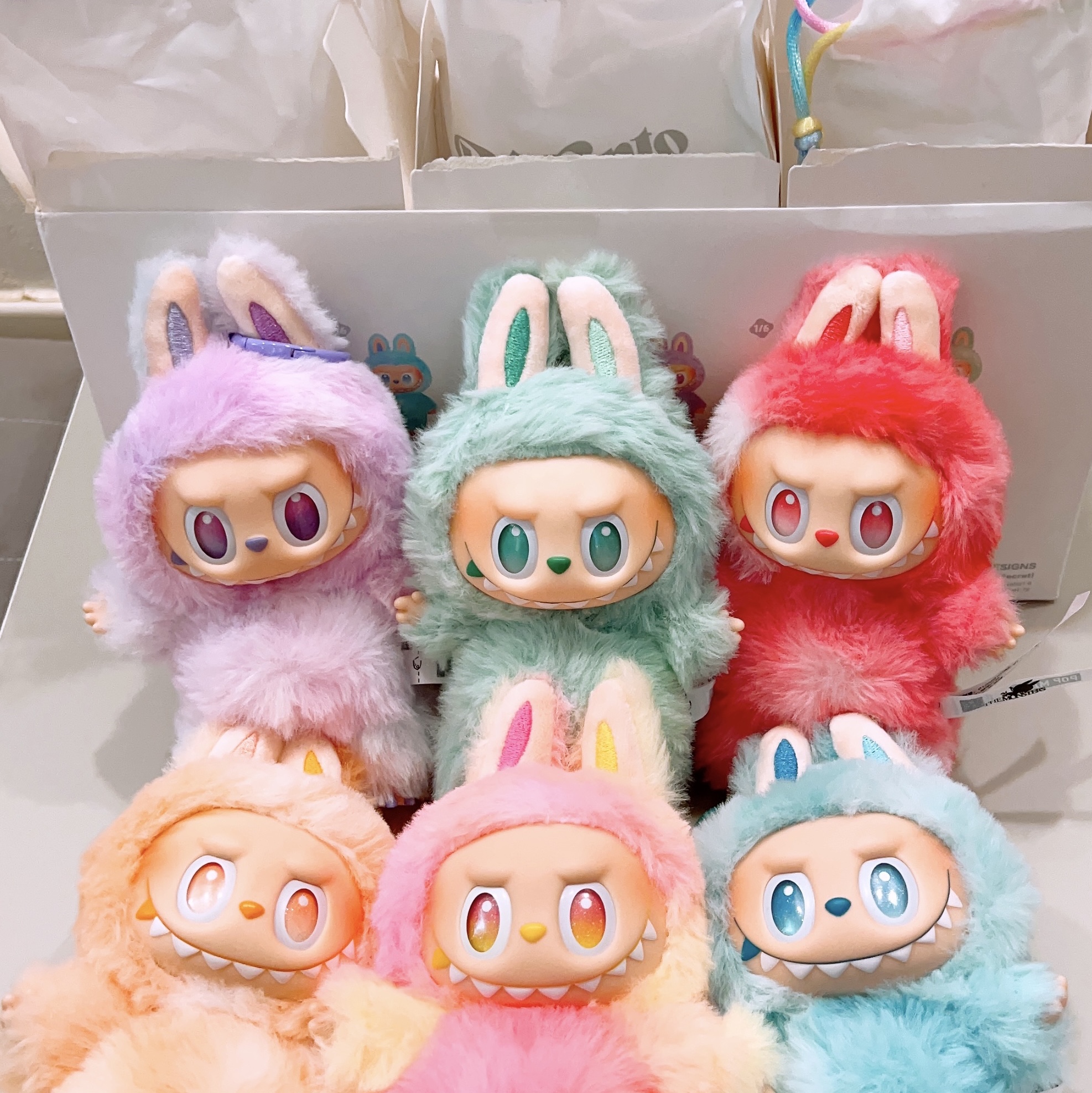 Pop Mart Labubu The Monsters Highlight Series Sealed Case (6 Blind Boxes) 착용 스타일