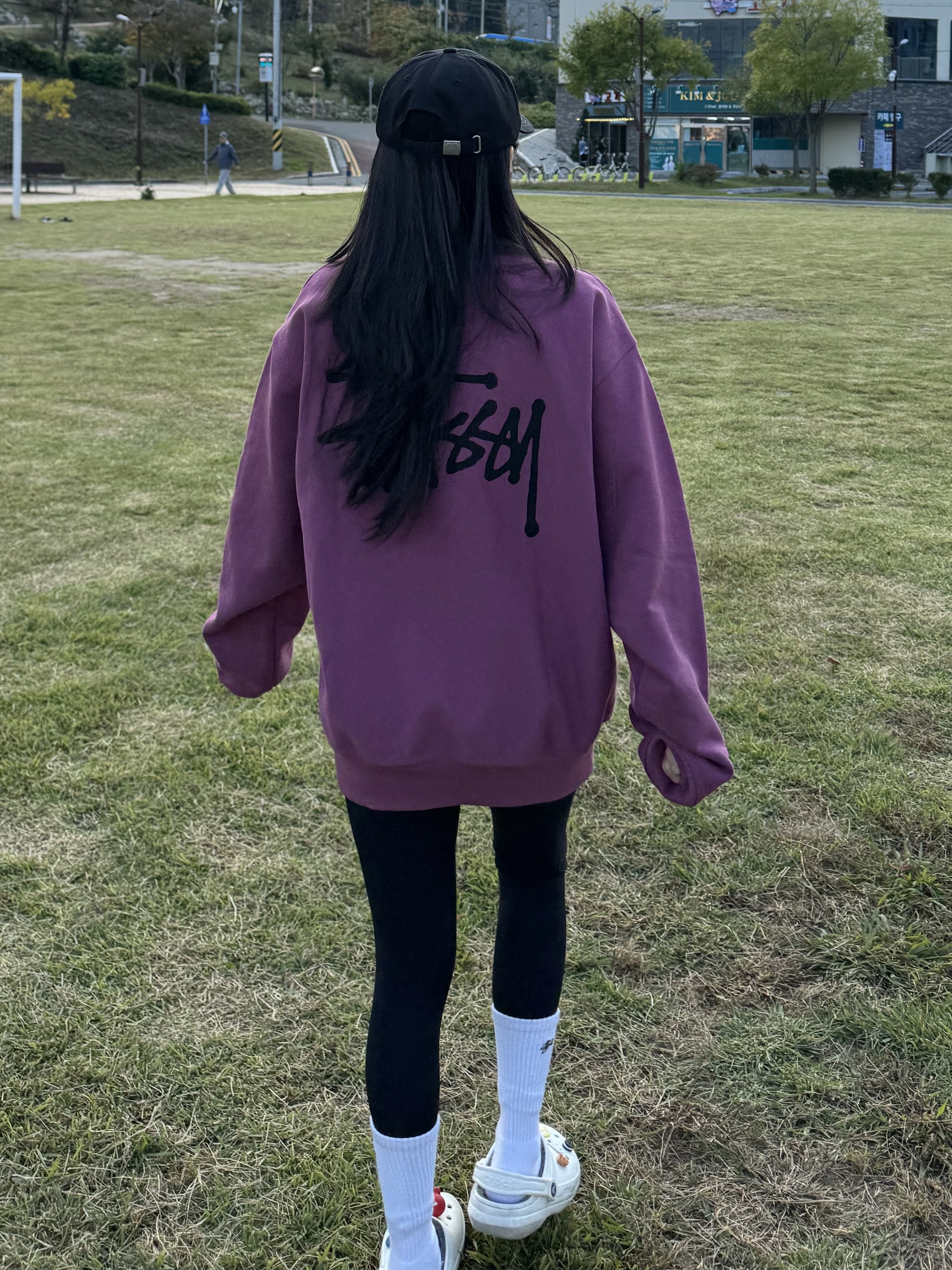Stussy Basic Stussy Crew Berry 2024, Stussy Small Stock Crew Socks White (3 Pack) 착용 스타일