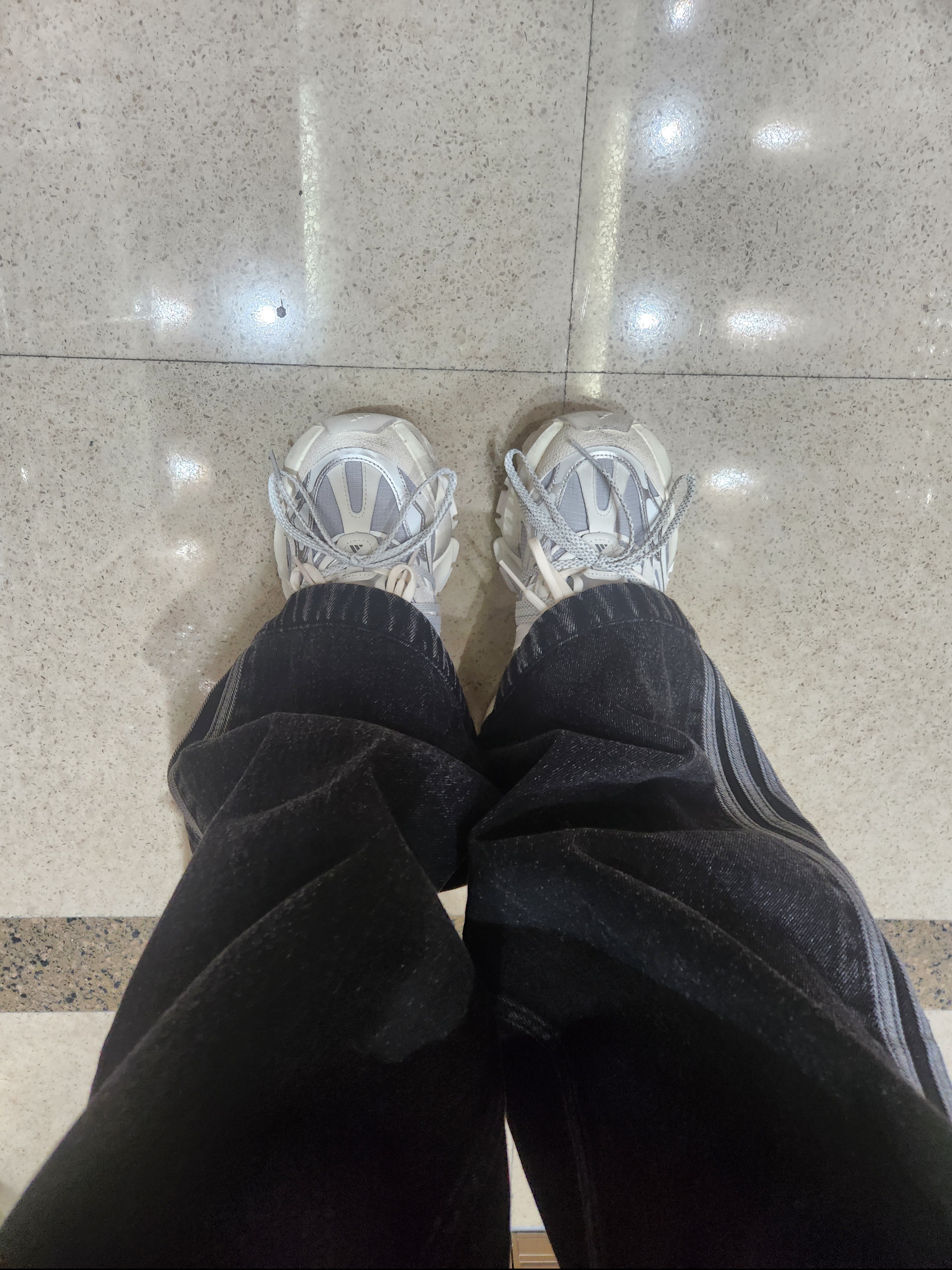 Adidas Vento XLG Deluxe Sneakers Core White Silver Metallic, Adidas Adicolor Denim Firebird Pants True Black Denim - KR Sizing 착용 스타일