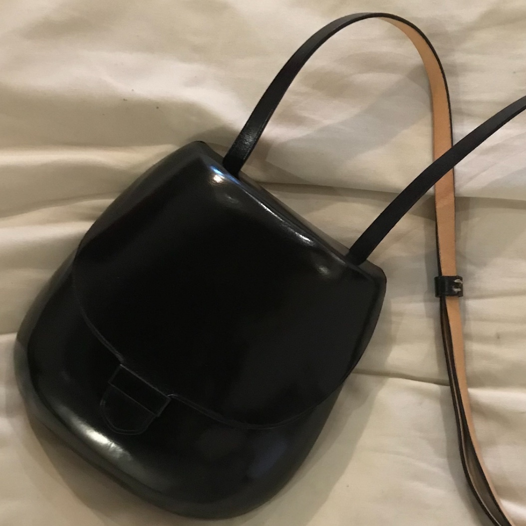 Lemaire Vegetable Tanned Leather Il Bussetto For Lemaire Small Cartridge Bag Black 착용 스타일