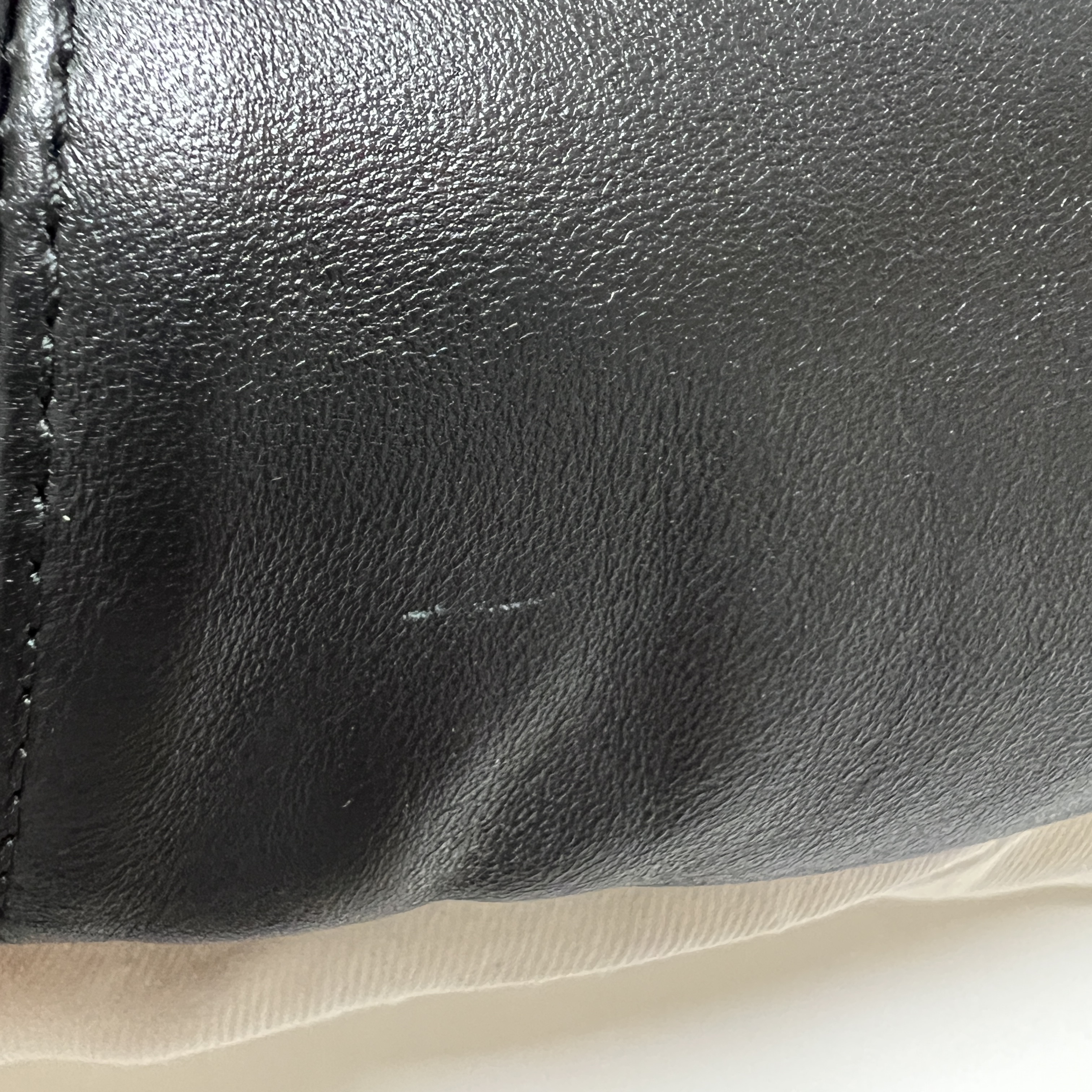 Lemaire Fortune Croissant Bag Soft Nappa Leather Black 착용 스타일 - 1