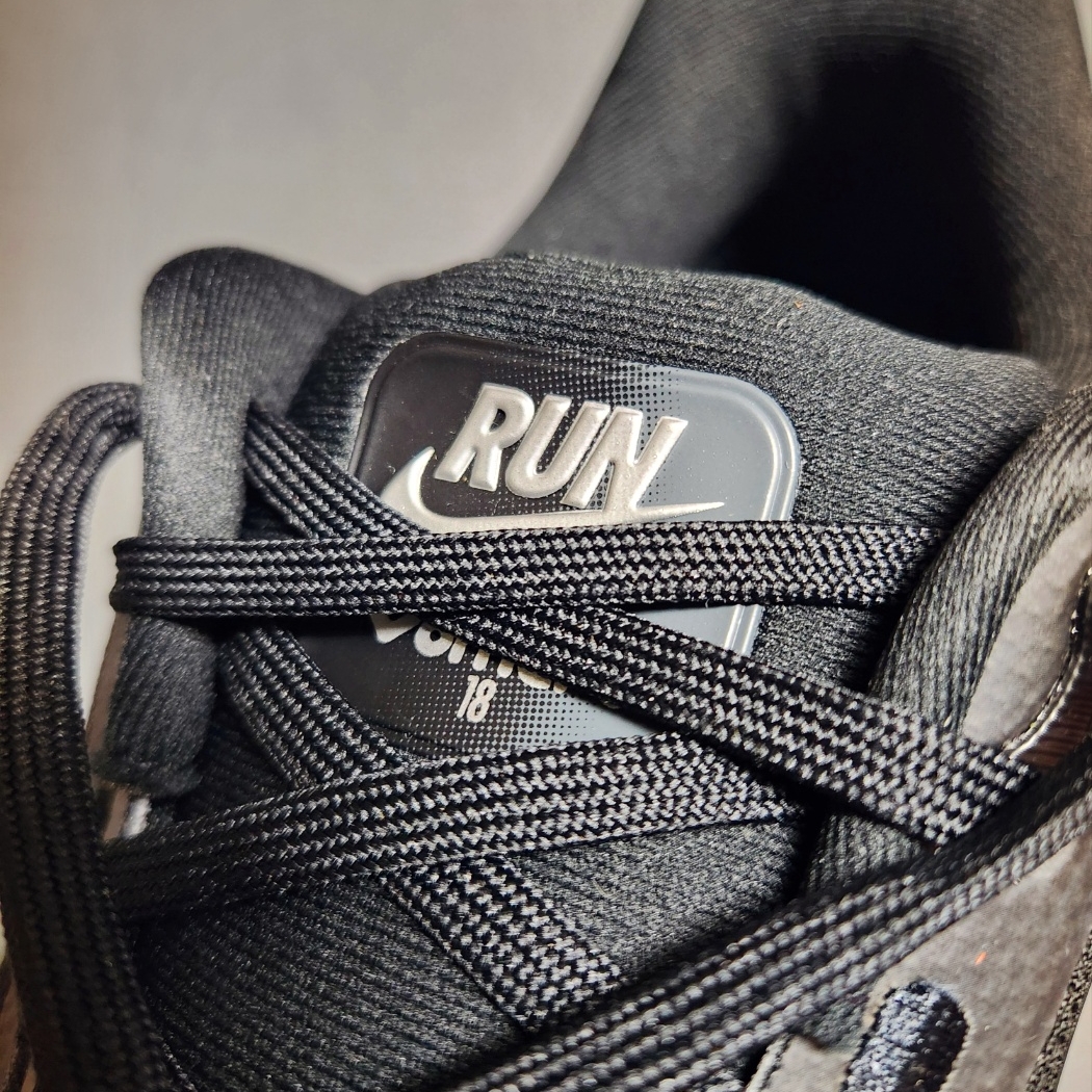 Nike Vomero 18 Black Dark Smoke Grey 착용 스타일 - 4