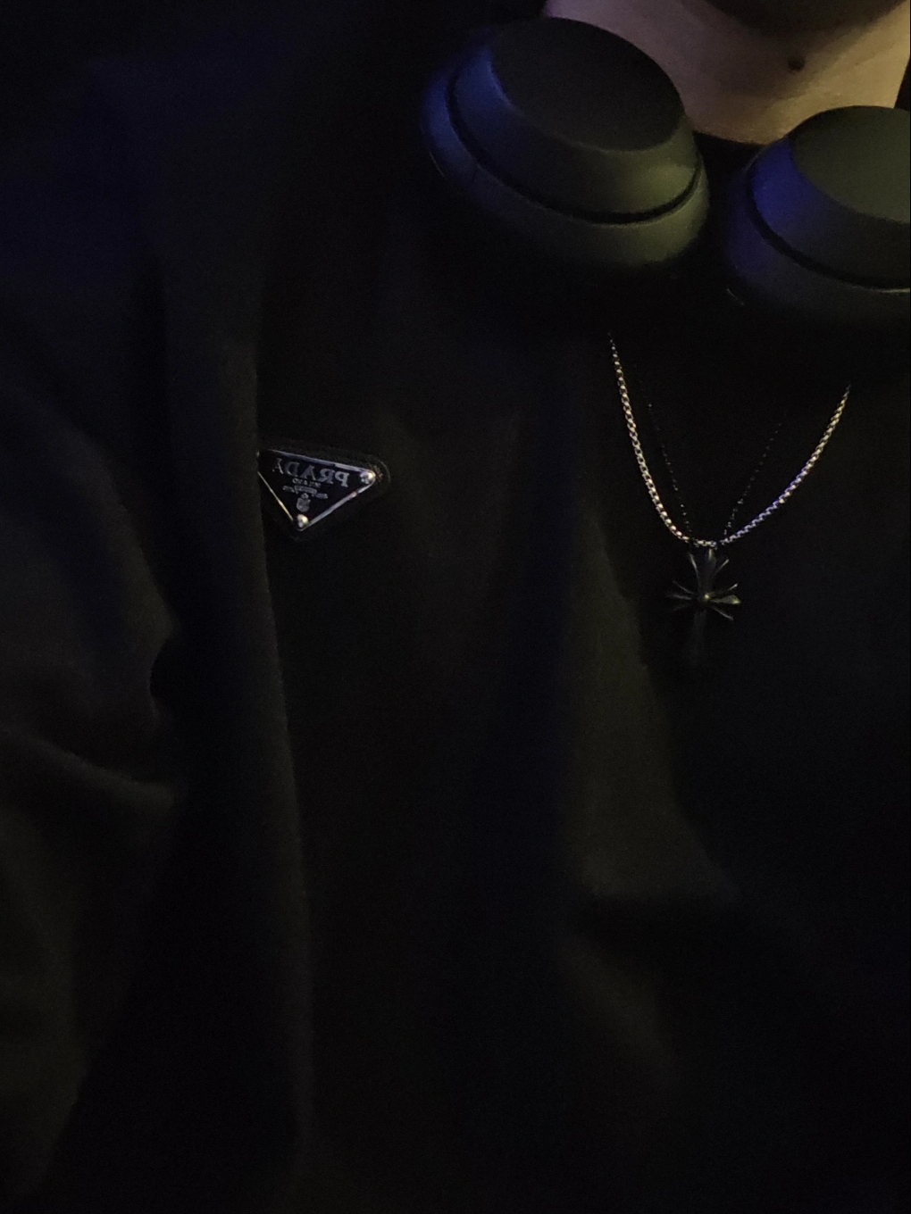 Chrome Hearts Silichrome CH Cross Pendant Black 2022/2023/2025, Sony WH-1000XM4 Black (Korean Ver.) 착용 스타일
