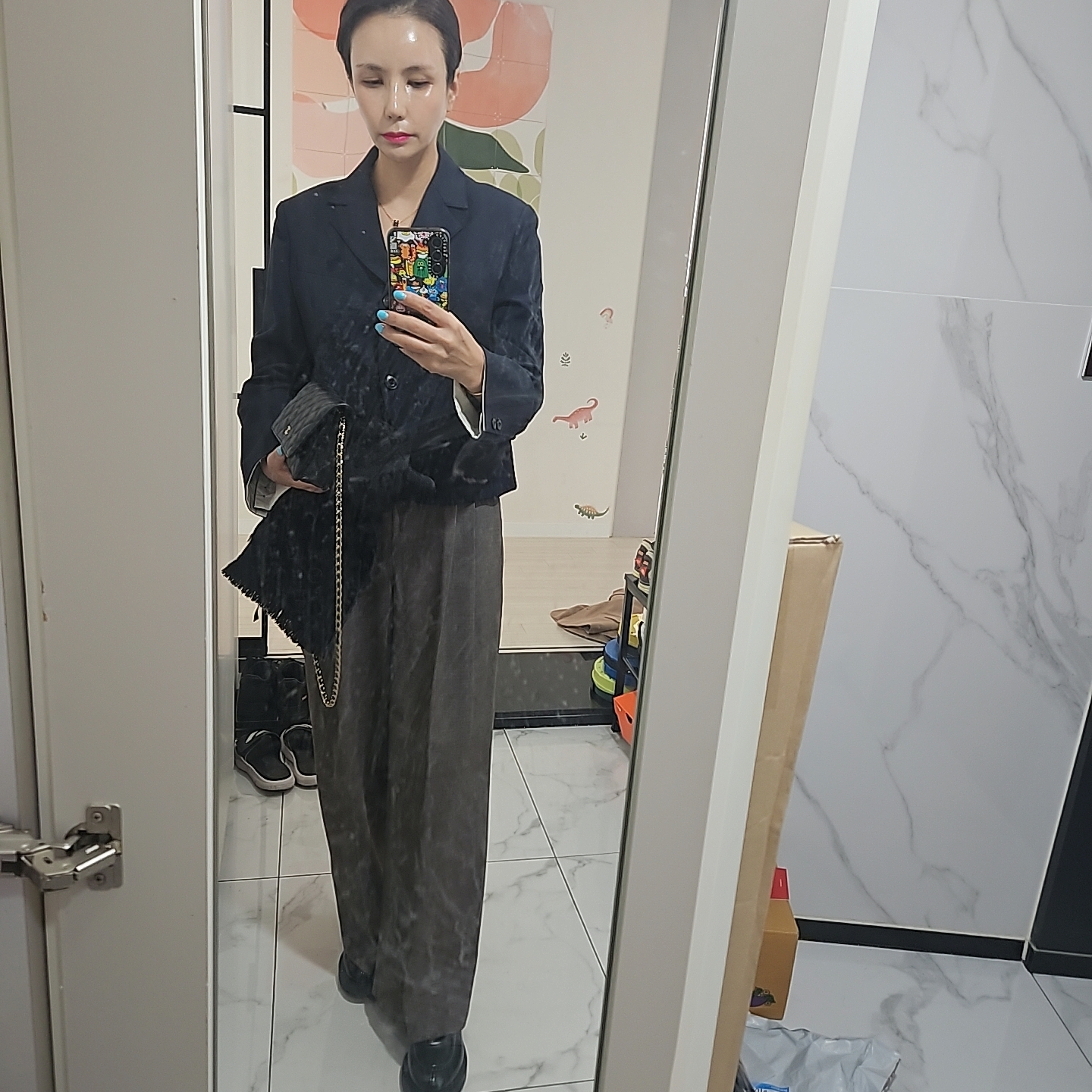 Chanel Classic Wallet On Chain Grained Calfskin & Gold Black, Prada Chocolate Brushed Leather Loafers Black 착용 스타일 - 1