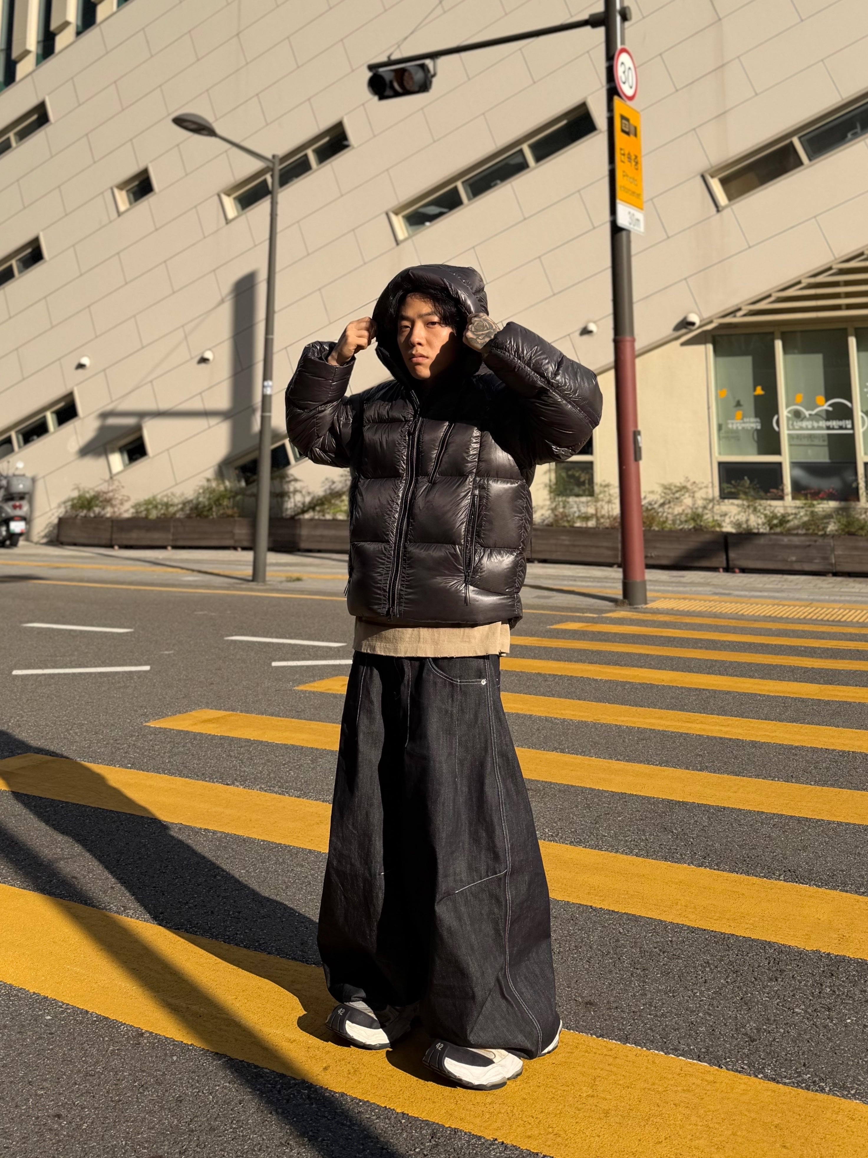 Musinsa Standard Synthetic Leather Puffer Short Padding Jacket Black, Balenciaga Cargo Sneakers White Grey 착용 스타일 - 5