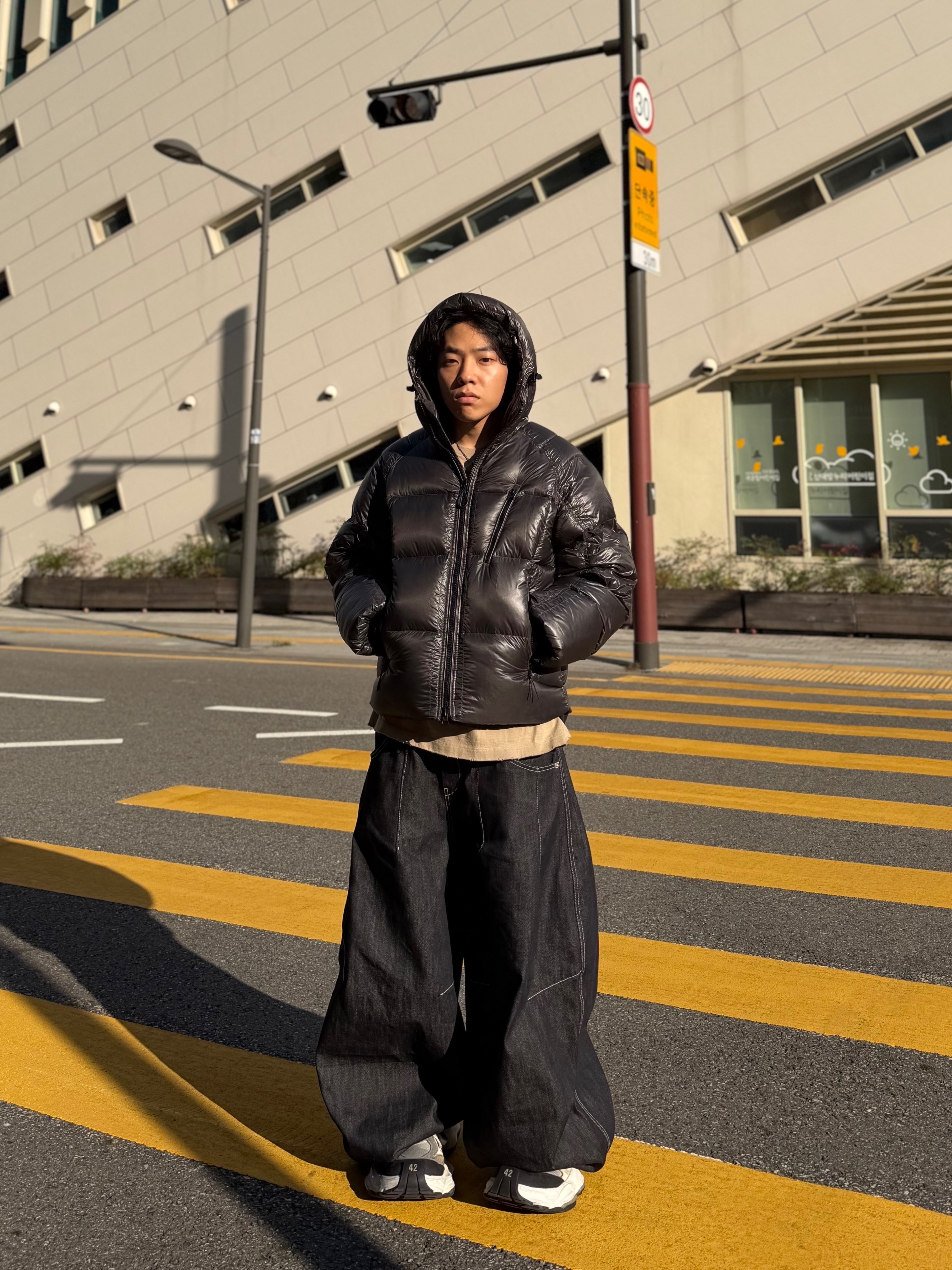 Musinsa Standard Synthetic Leather Puffer Short Padding Jacket Black, Balenciaga Cargo Sneakers White Grey 착용 스타일 - 3