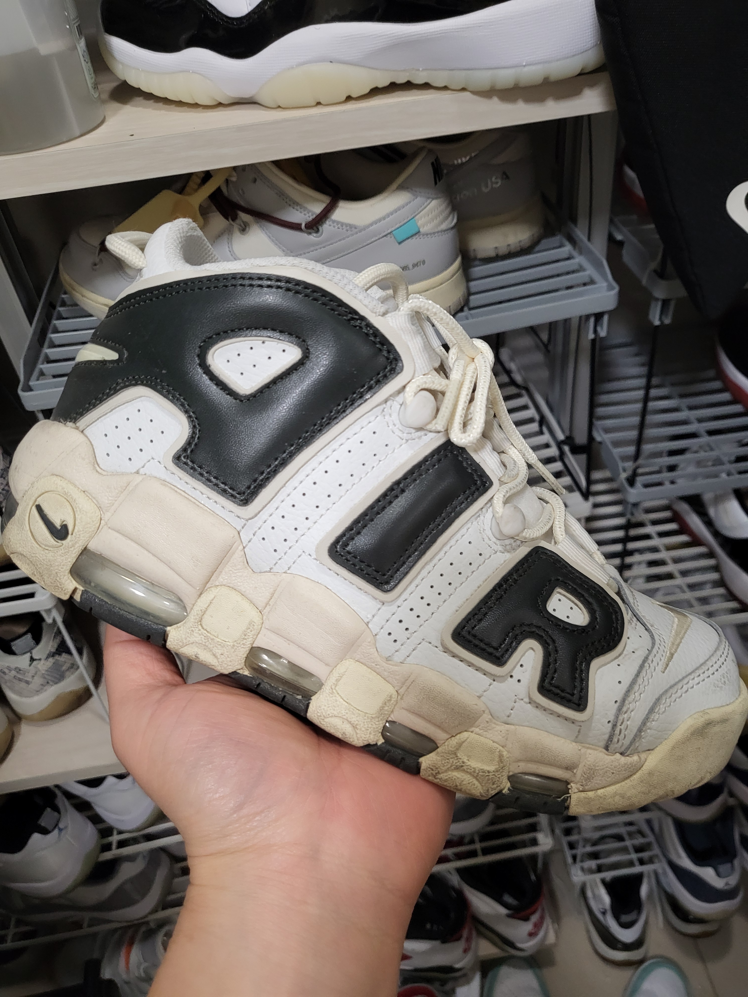 (W) Nike Air More Uptempo Summit White Light Orewood Brown 착용 스타일 - 1