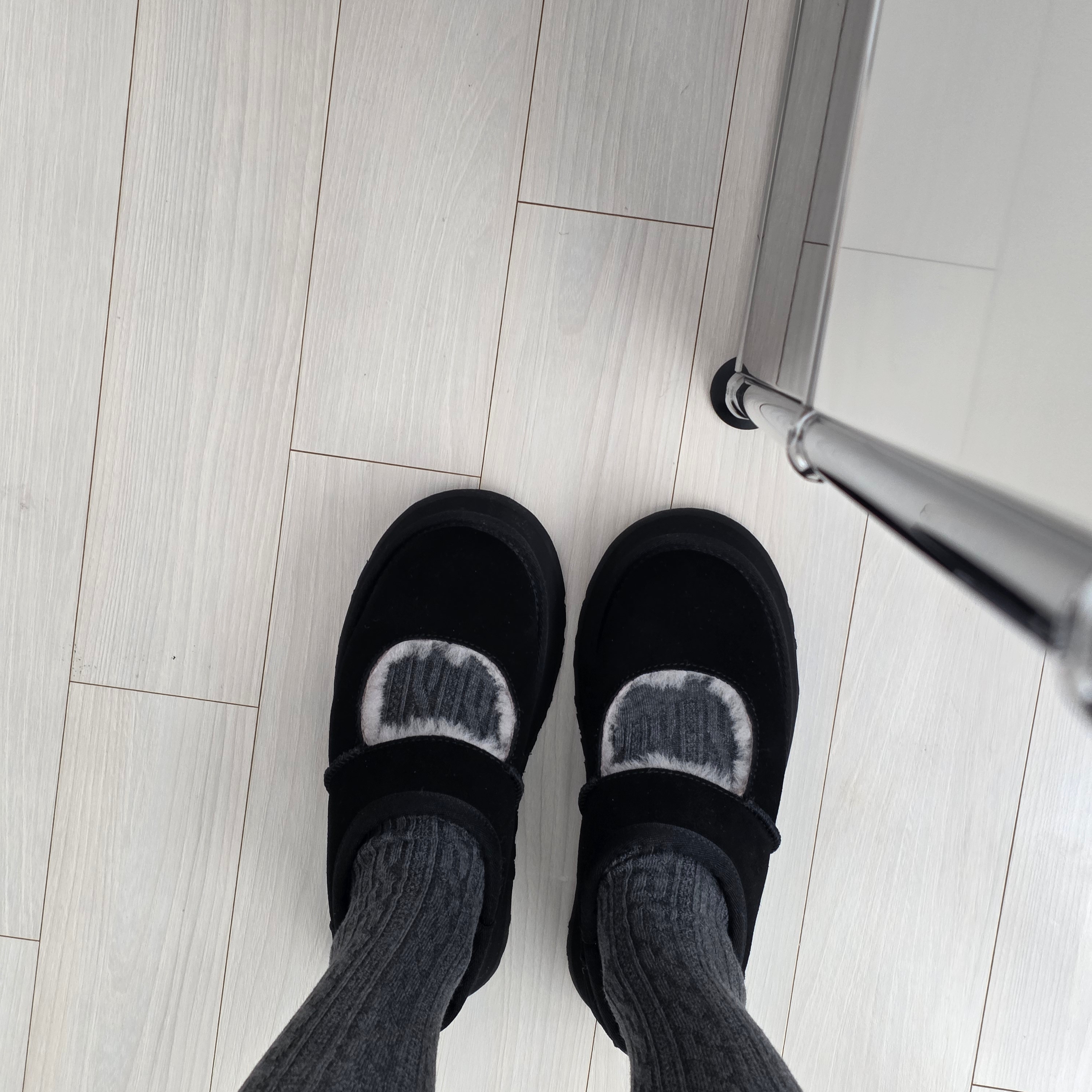 (W) UGG Bea Mary Jane Black 착용 스타일 - 2