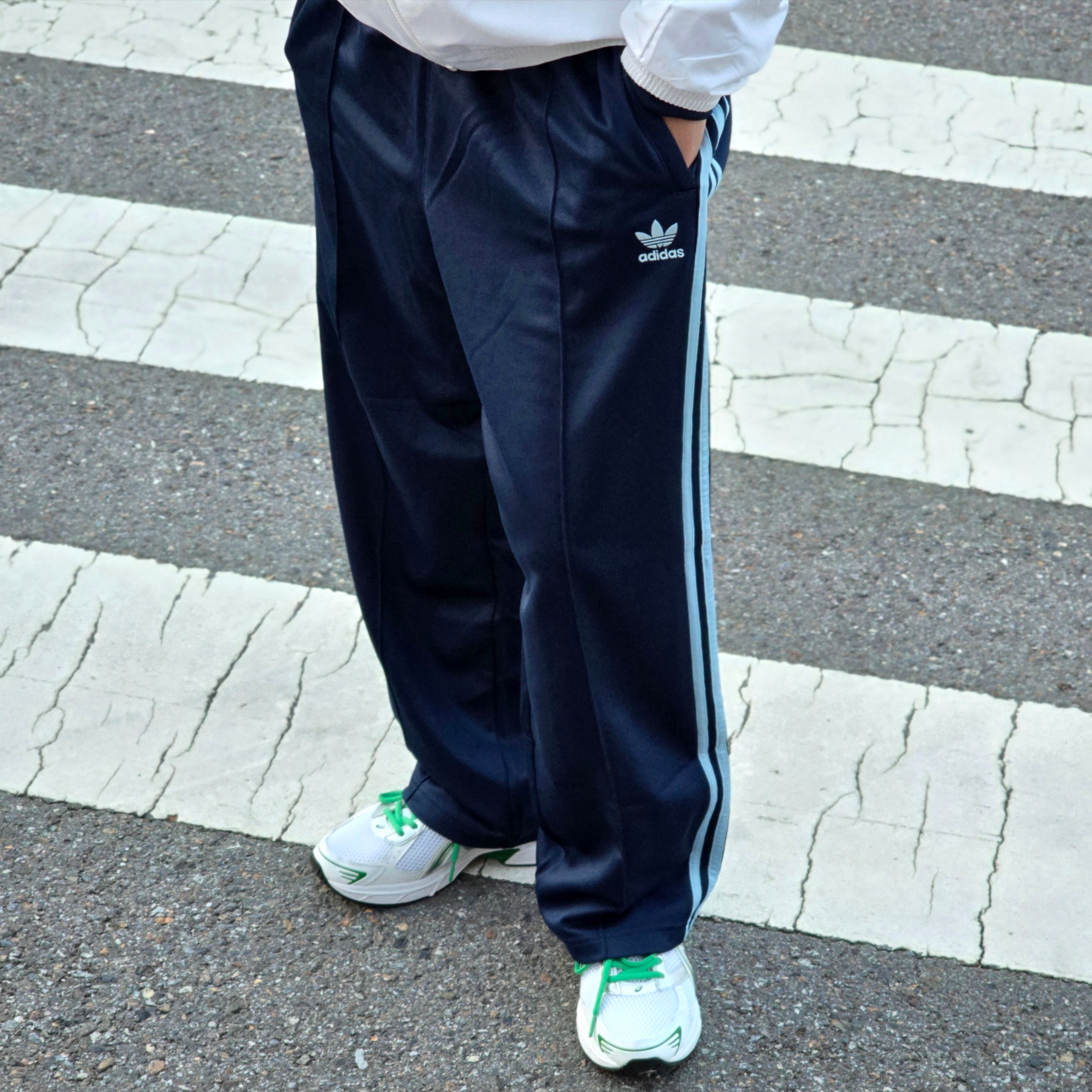 Adidas Originals Adicolor Buggy Fit Firebird Track Pants Night Indigo Clear Sky - KR Sizing 착용 스타일 - 1