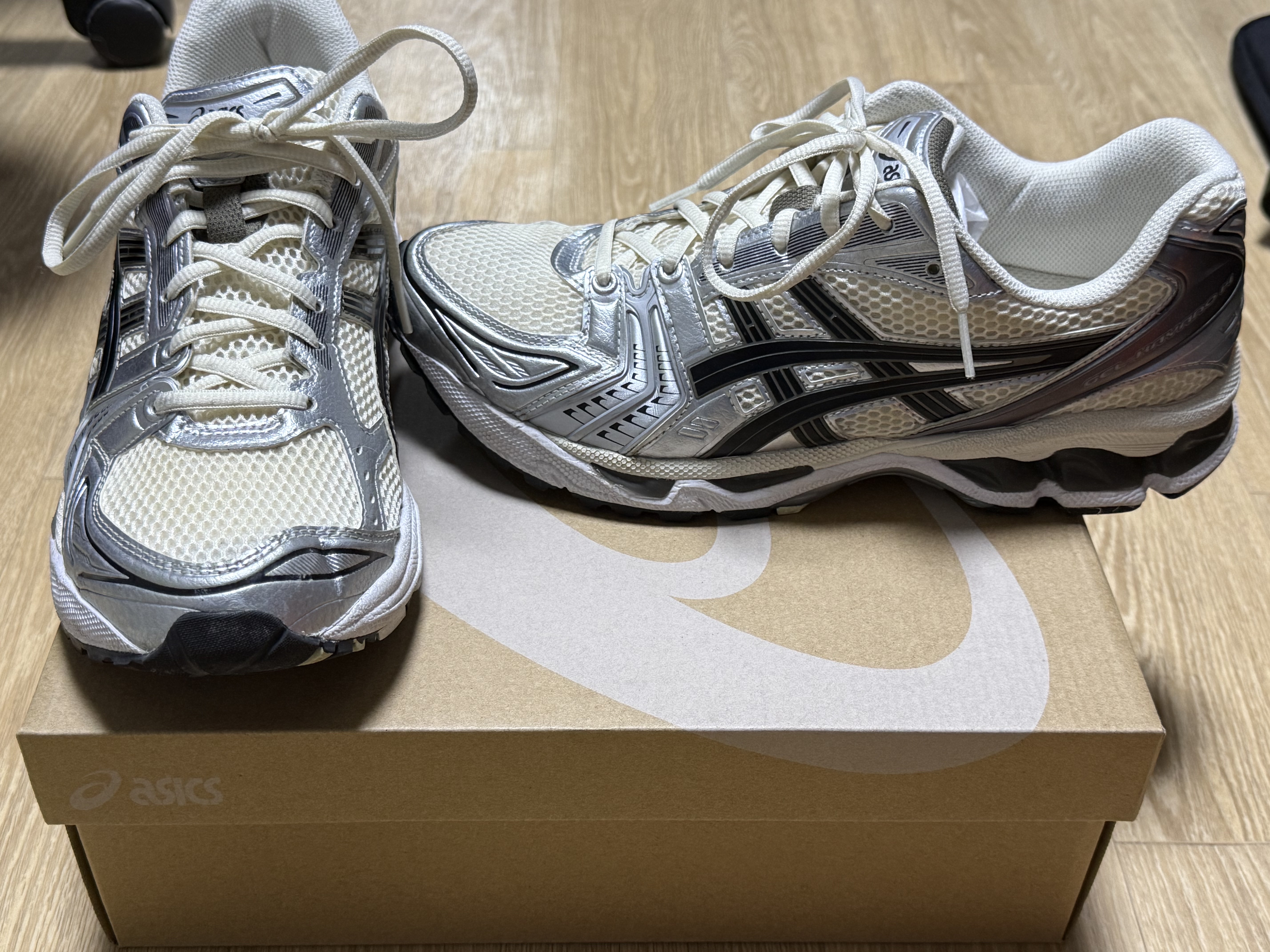 Asics Gel-Kayano 14 Cream Black 착용 스타일