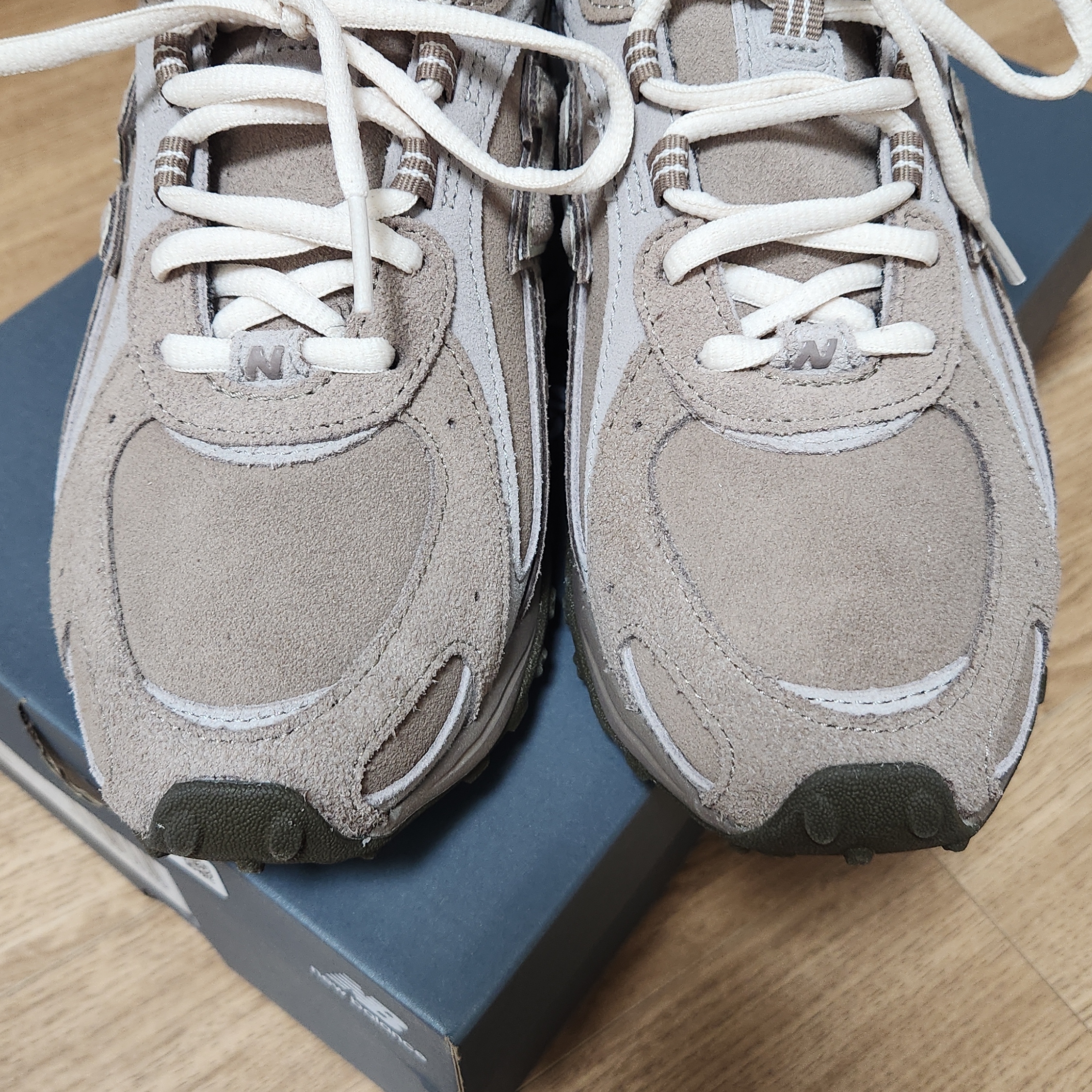 New Balance 204L Suede Mushroom Arid Stone 착용 스타일 - 3