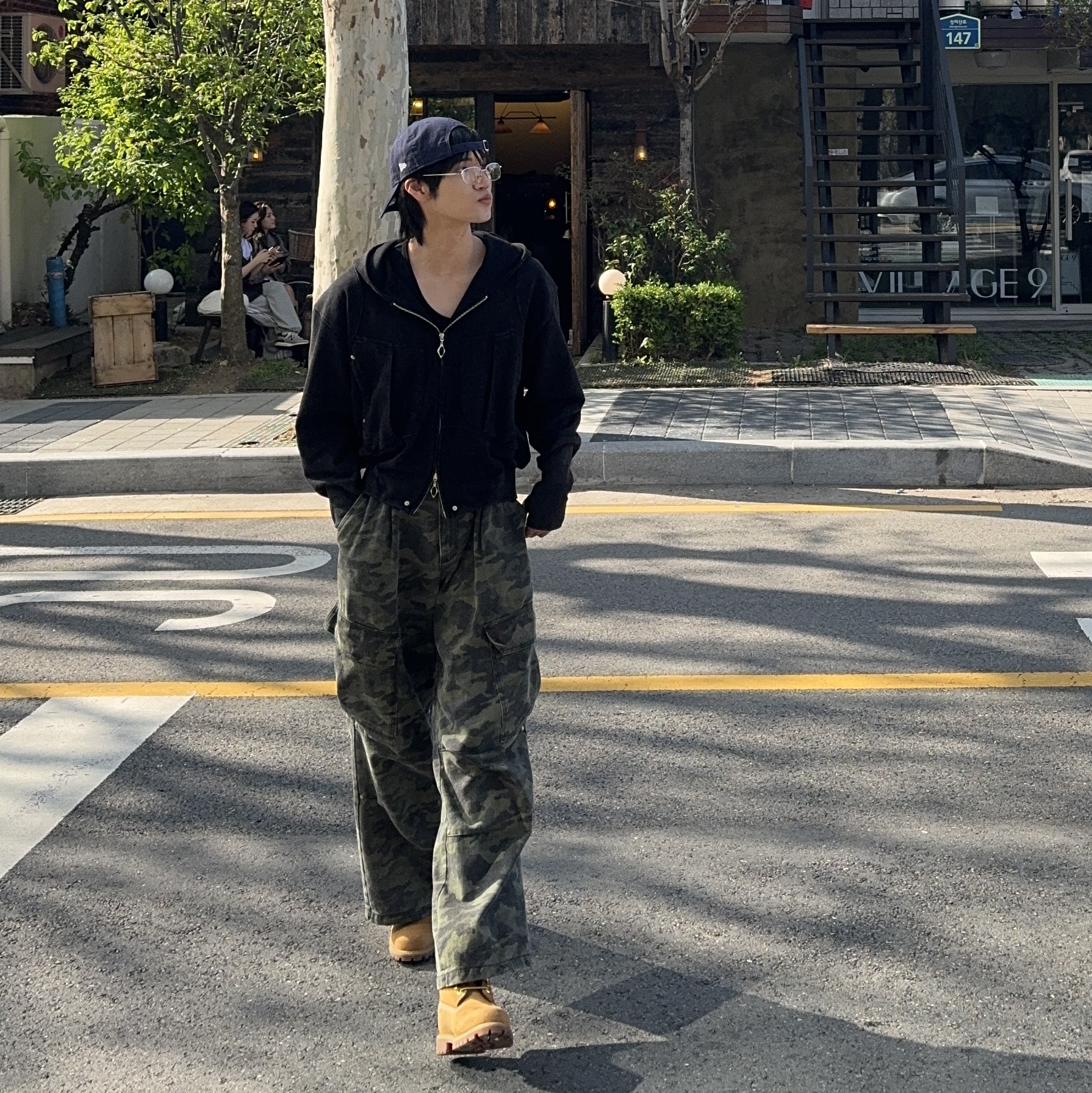 (W) Mischief Big Pocket Hoodie Washed Black 착용 스타일 - 1