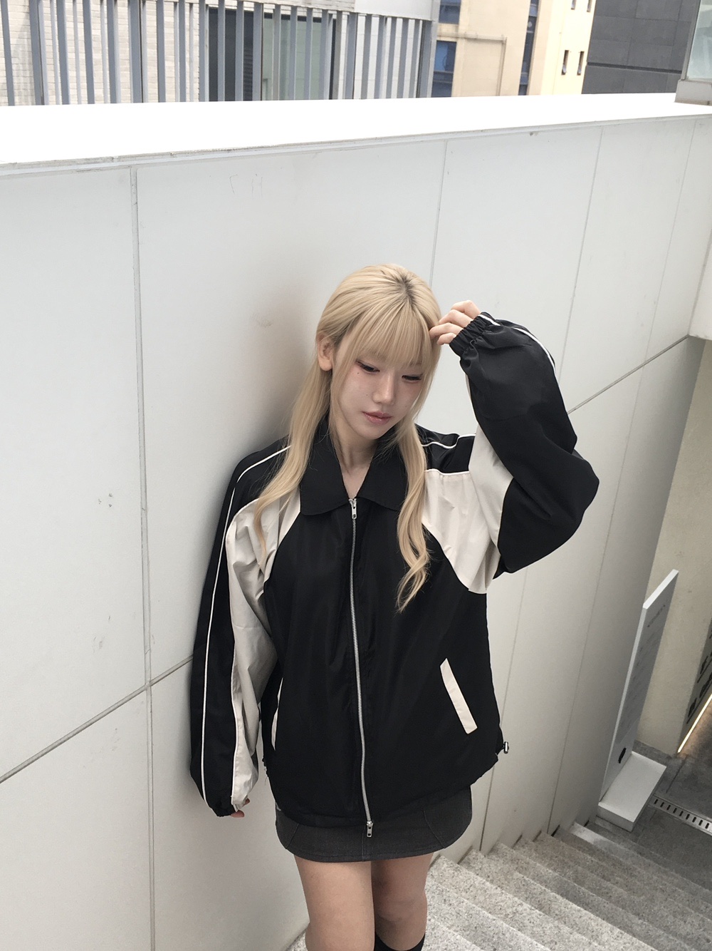 SLOW RECORD HOUSE Piping Line Windbreaker Black & Beige 착용 스타일 - 8