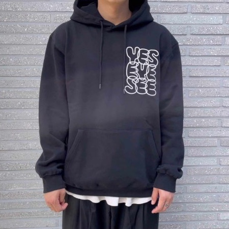 YESEYESEE C-Logo Hoodie Black 착용 스타일
