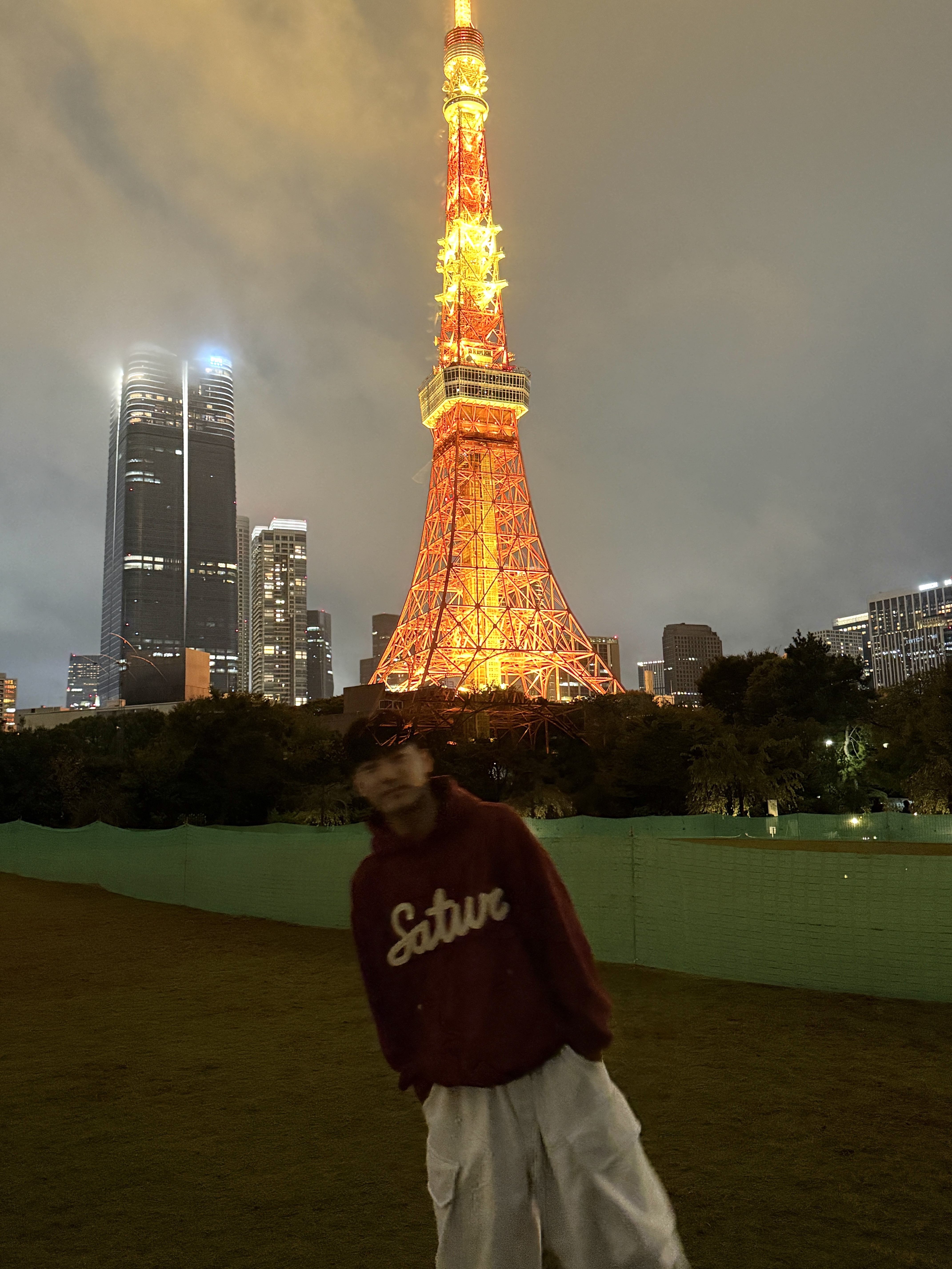 SATUR Lugo Applique Rivet Hoodie Burgundy, SATUR W Loren Basic Crewneck Fine Cardigan Red 착용 스타일 - 5
