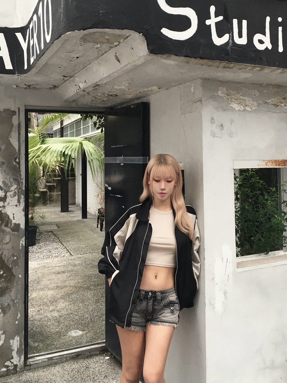 SLOW RECORD HOUSE Piping Line Windbreaker Black & Beige 착용 스타일 - 6