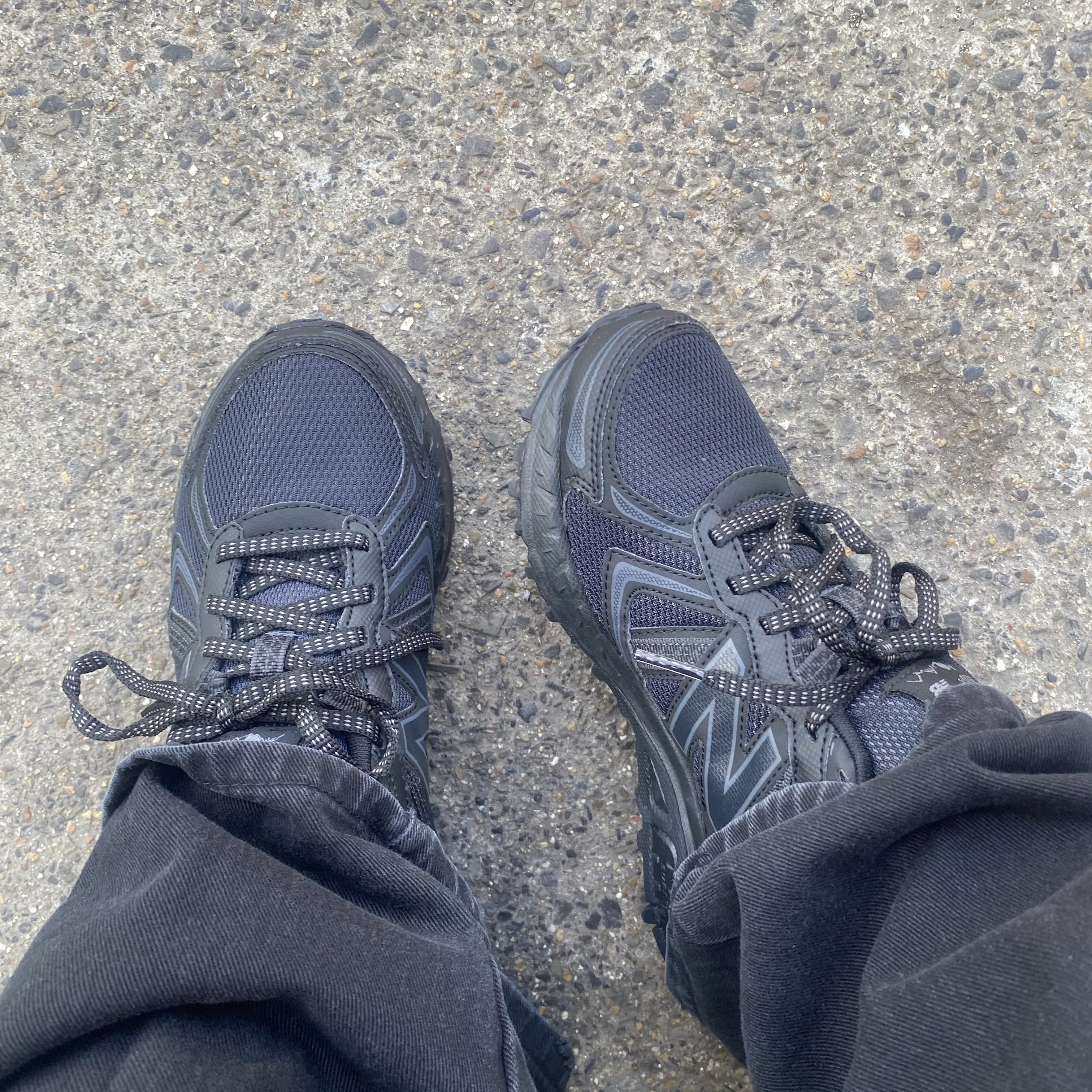New Balance 410v5 Black - 2E Wide 착용 스타일