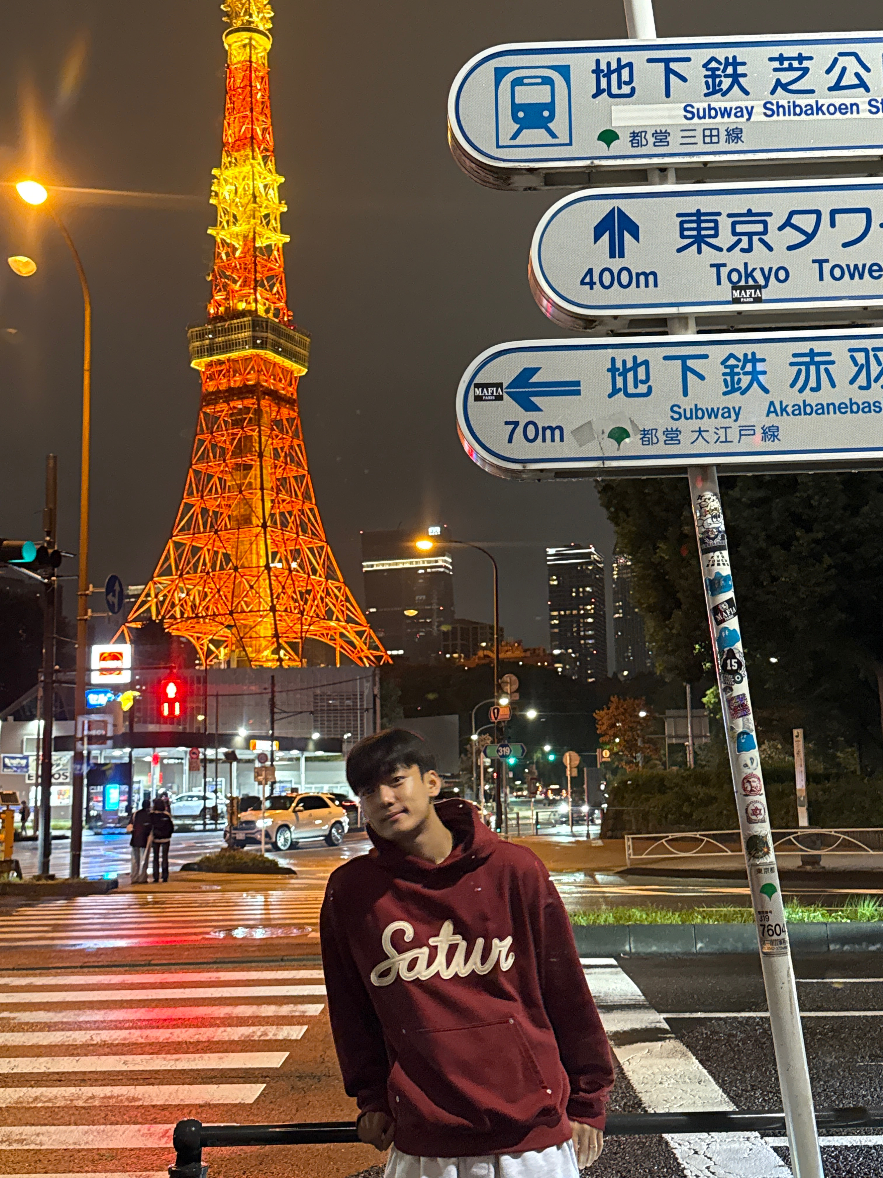 SATUR Lugo Applique Rivet Hoodie Burgundy, SATUR W Loren Basic Crewneck Fine Cardigan Red 착용 스타일 - 1