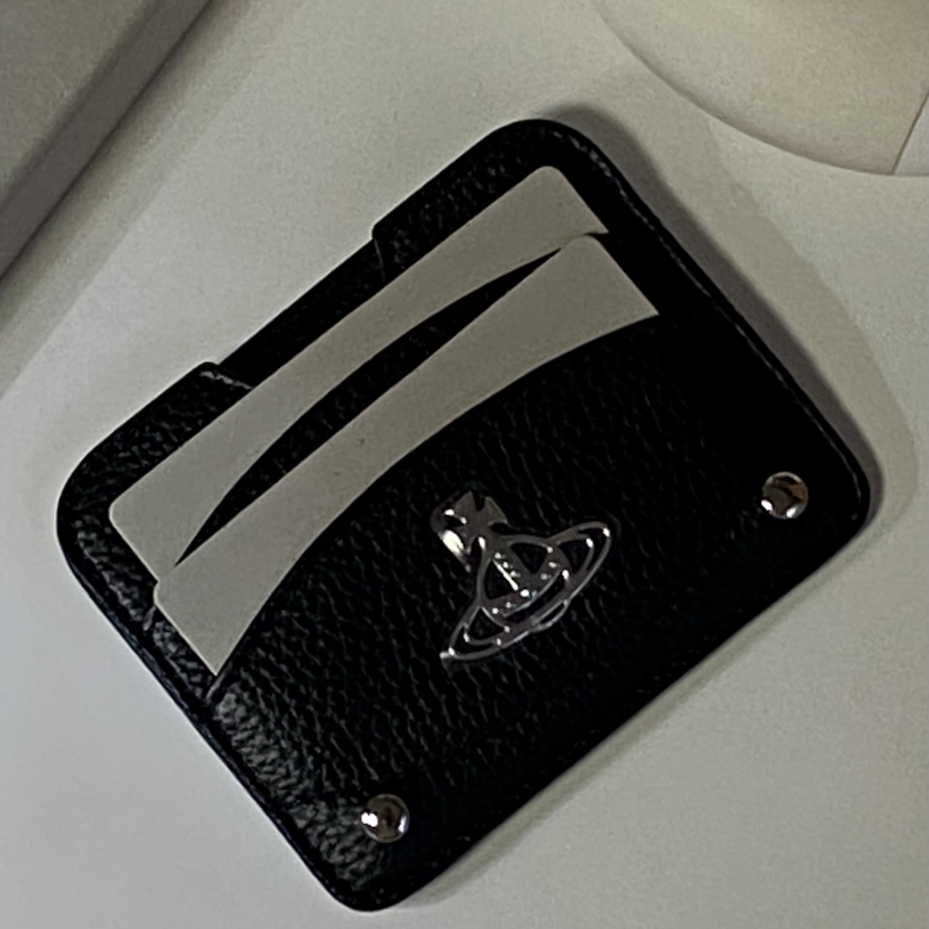 Vivienne Westwood Half Moon Card Holder Black, Chanel La Creme Main Hand Cream 50ml 착용 스타일 - 2
