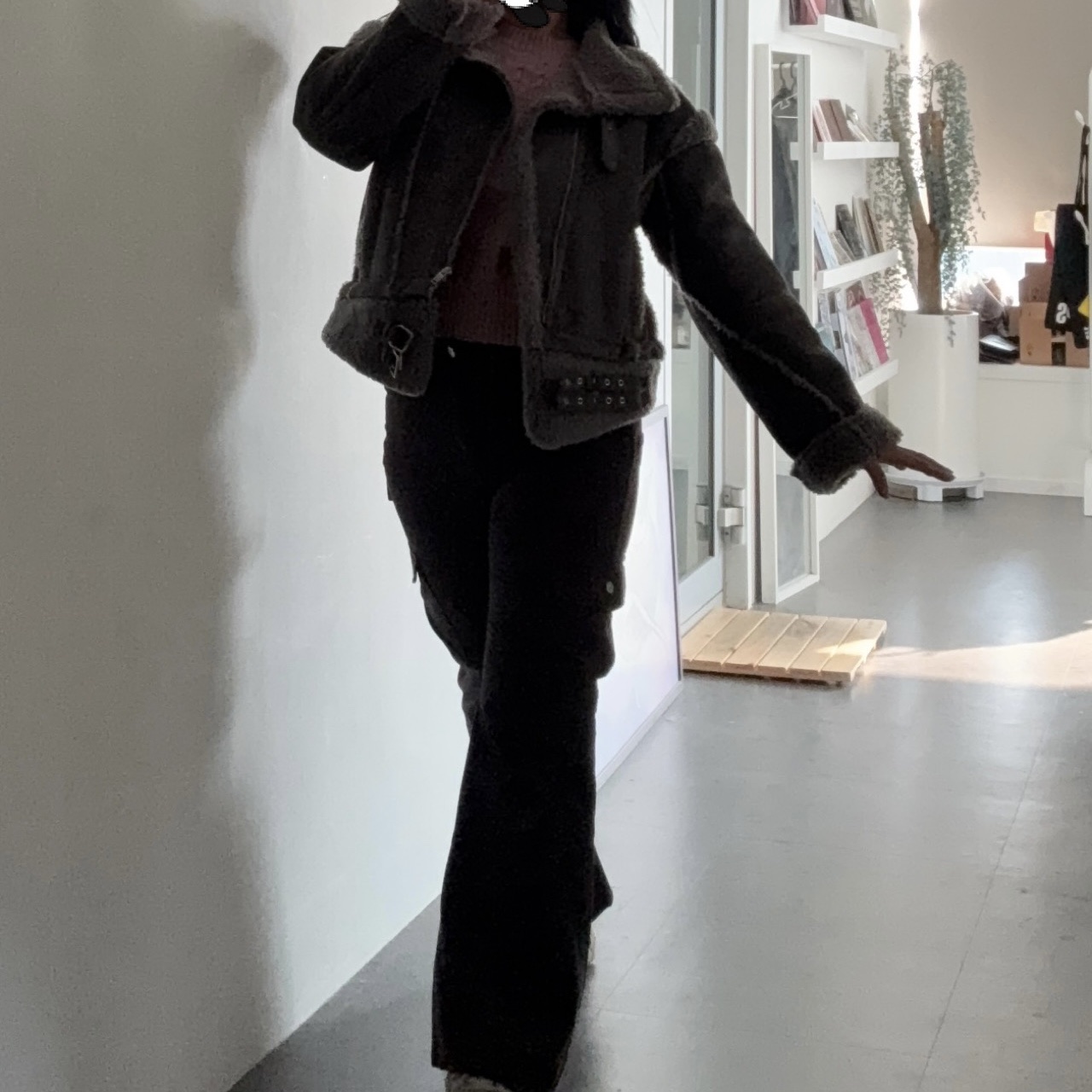 OJOS Detachable Fur Shearling Jacket Charcoal 착용 스타일 - 2
