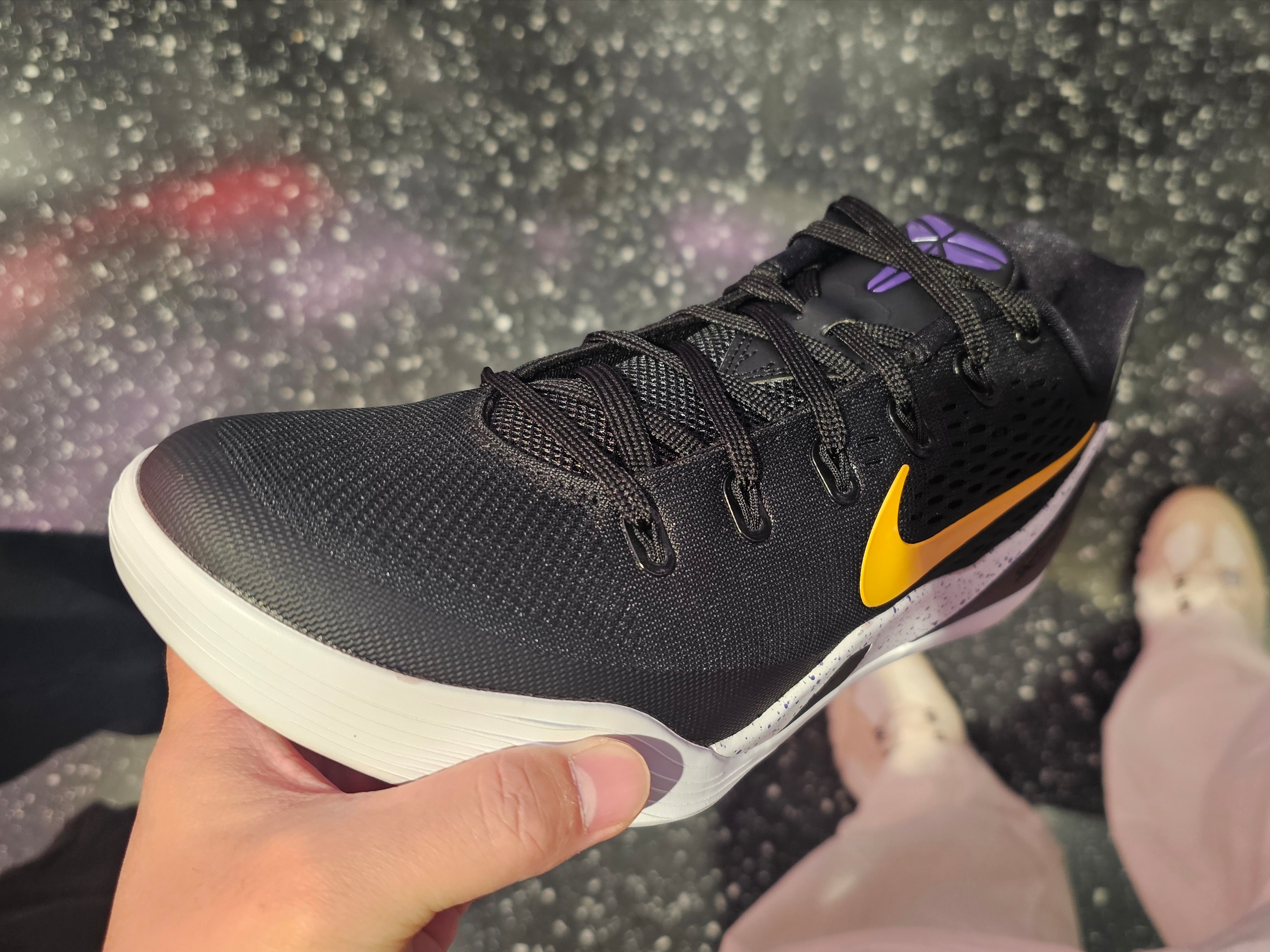 Nike Kobe 8 Protro Black and University Gold 착용 스타일