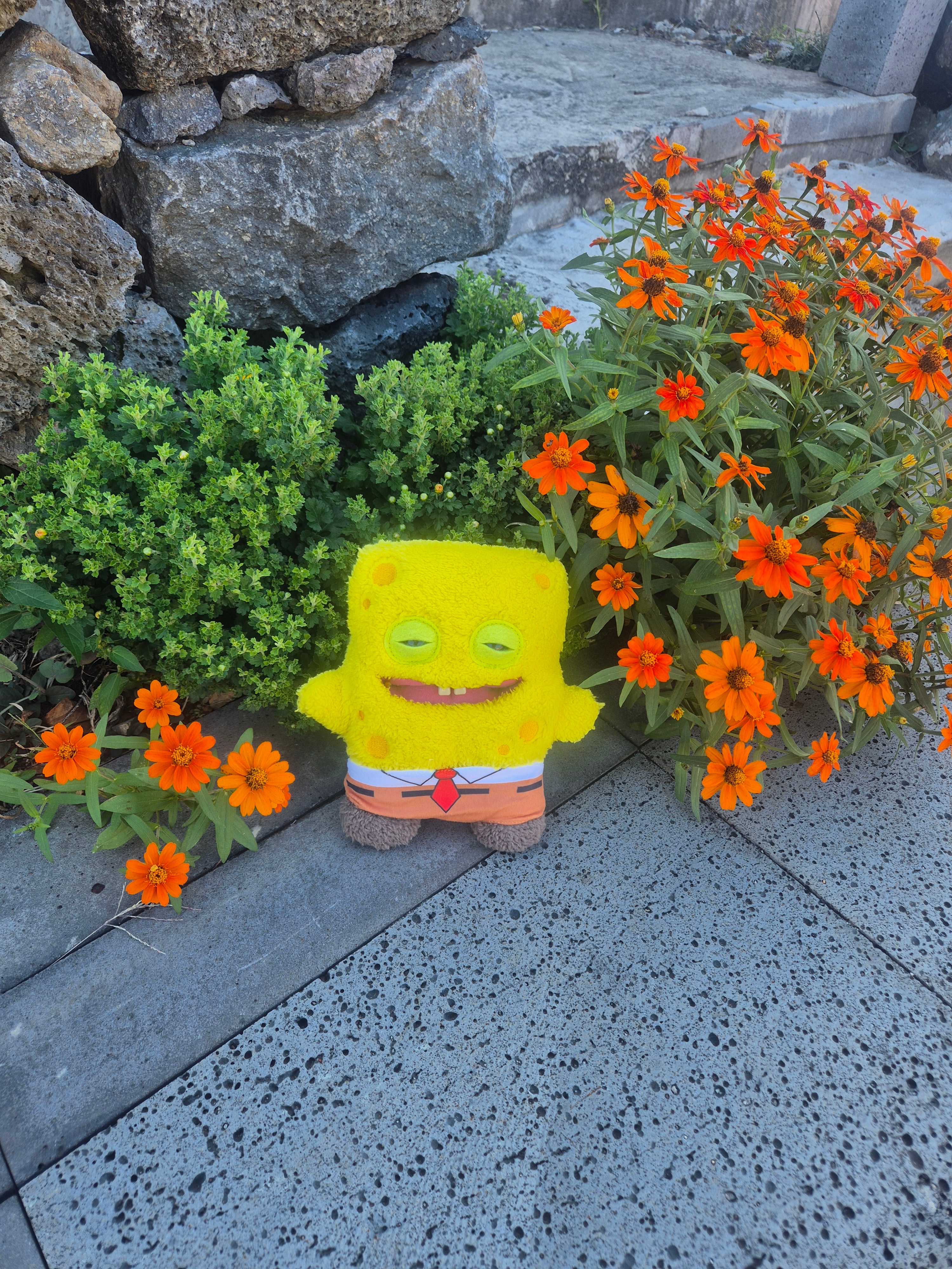 Fuggler x SpongeBob Plush Yellow 착용 스타일