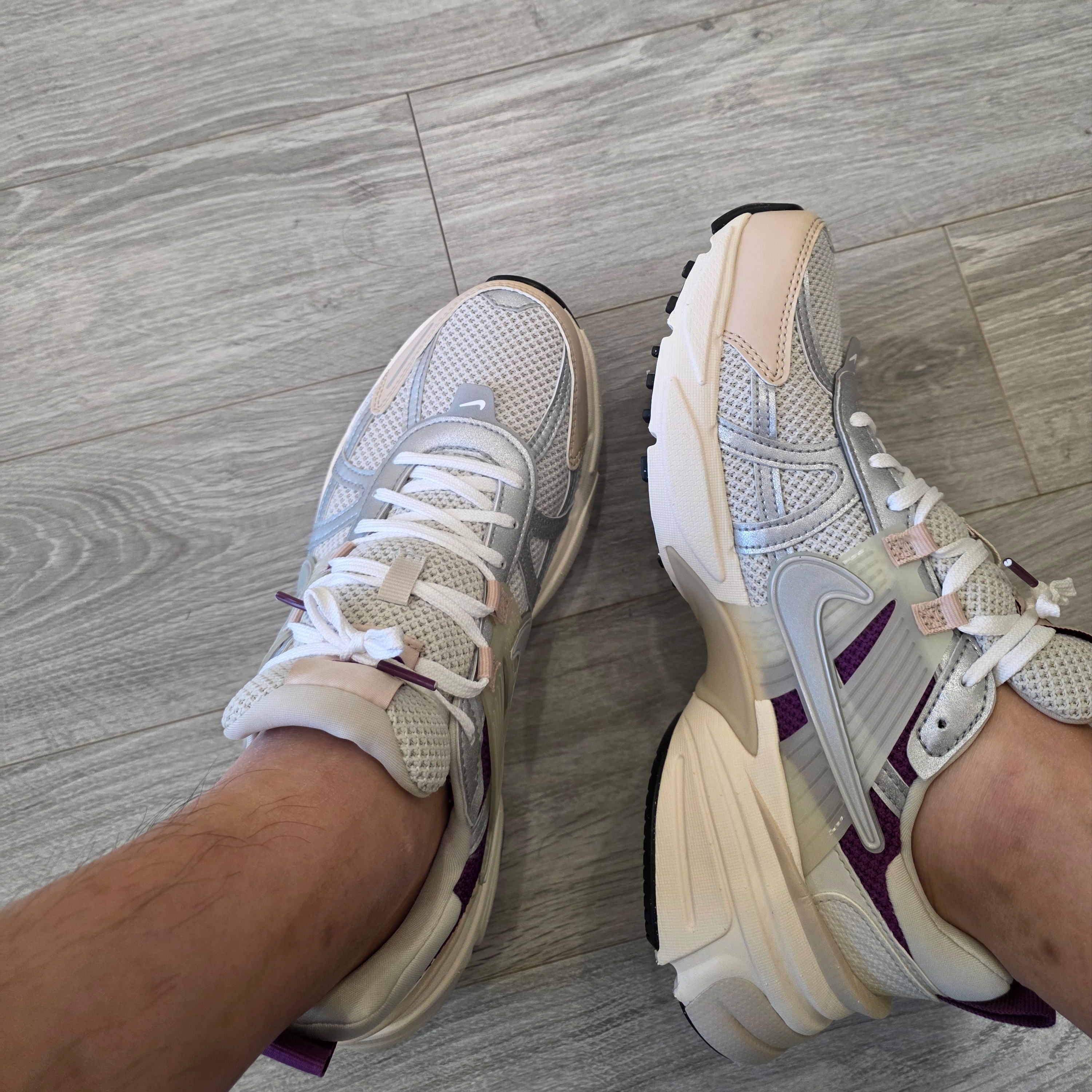 Nike V2K Run Premium Light Bone Metallic Silver 착용 스타일
