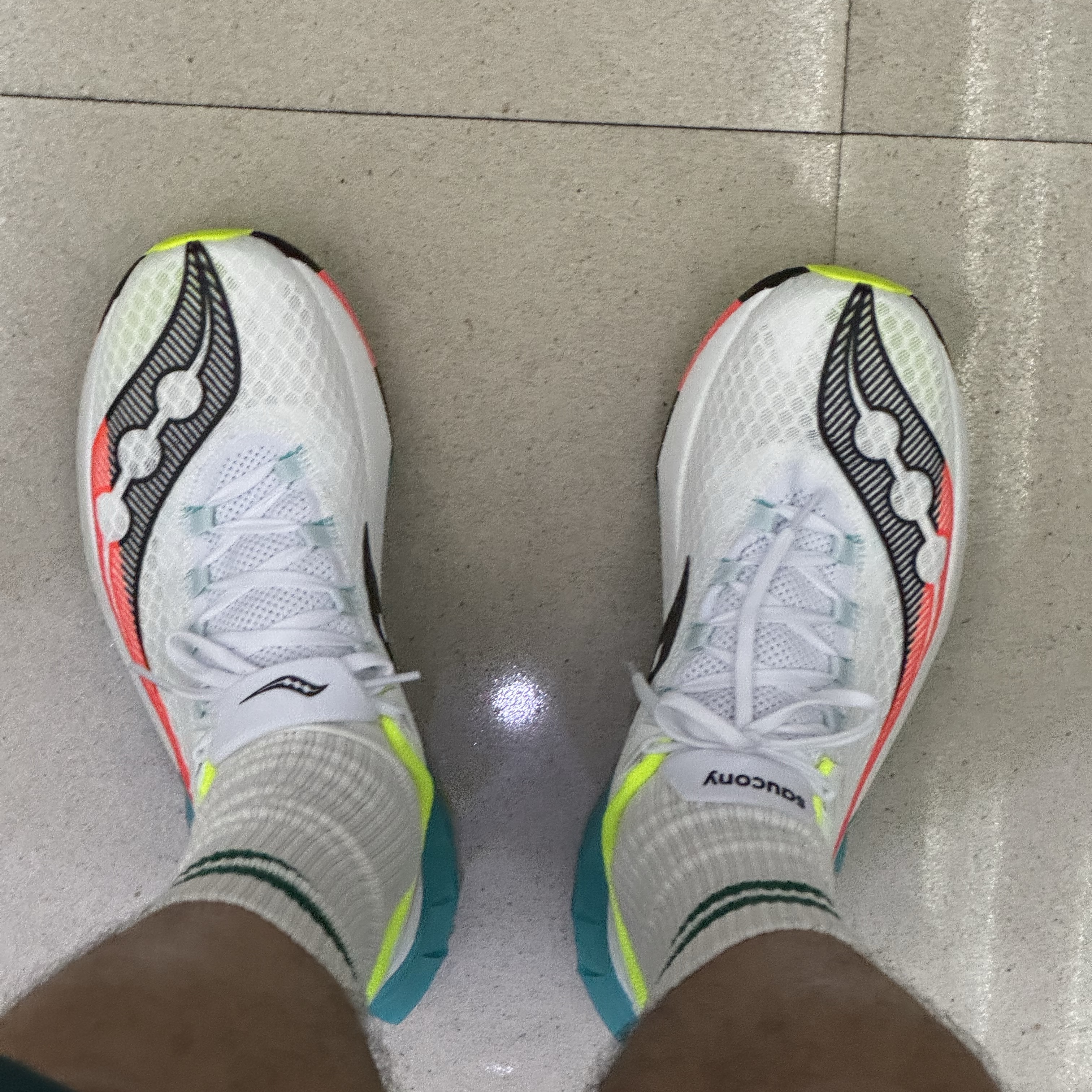 Saucony Endorphin Pro 4 White Mutant 착용 스타일
