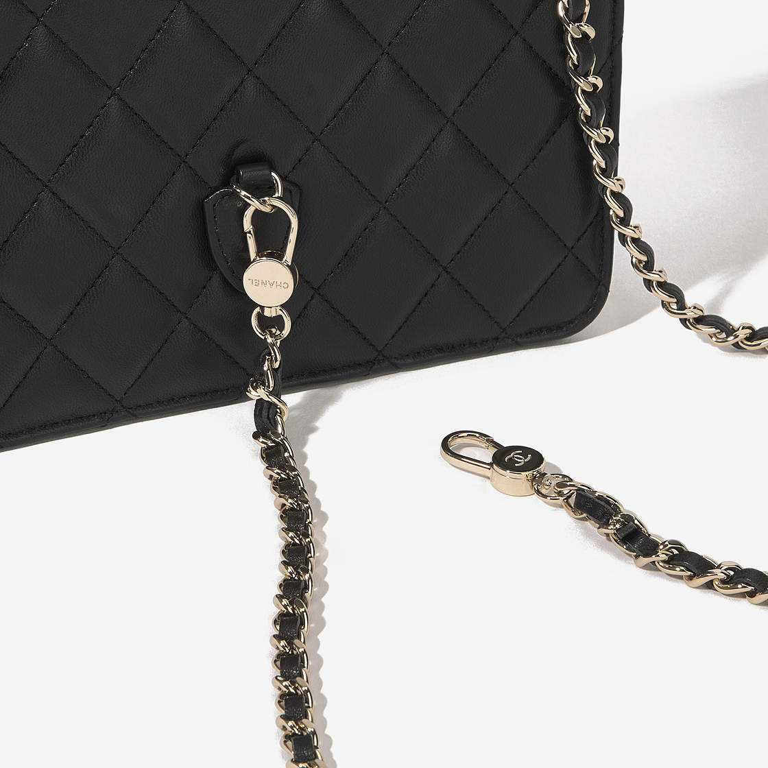 샤넬 스몰 백팩 램스킨 & 골드 메탈 블랙(Chanel Small Backpack Lambskin & Gold Black) - 4