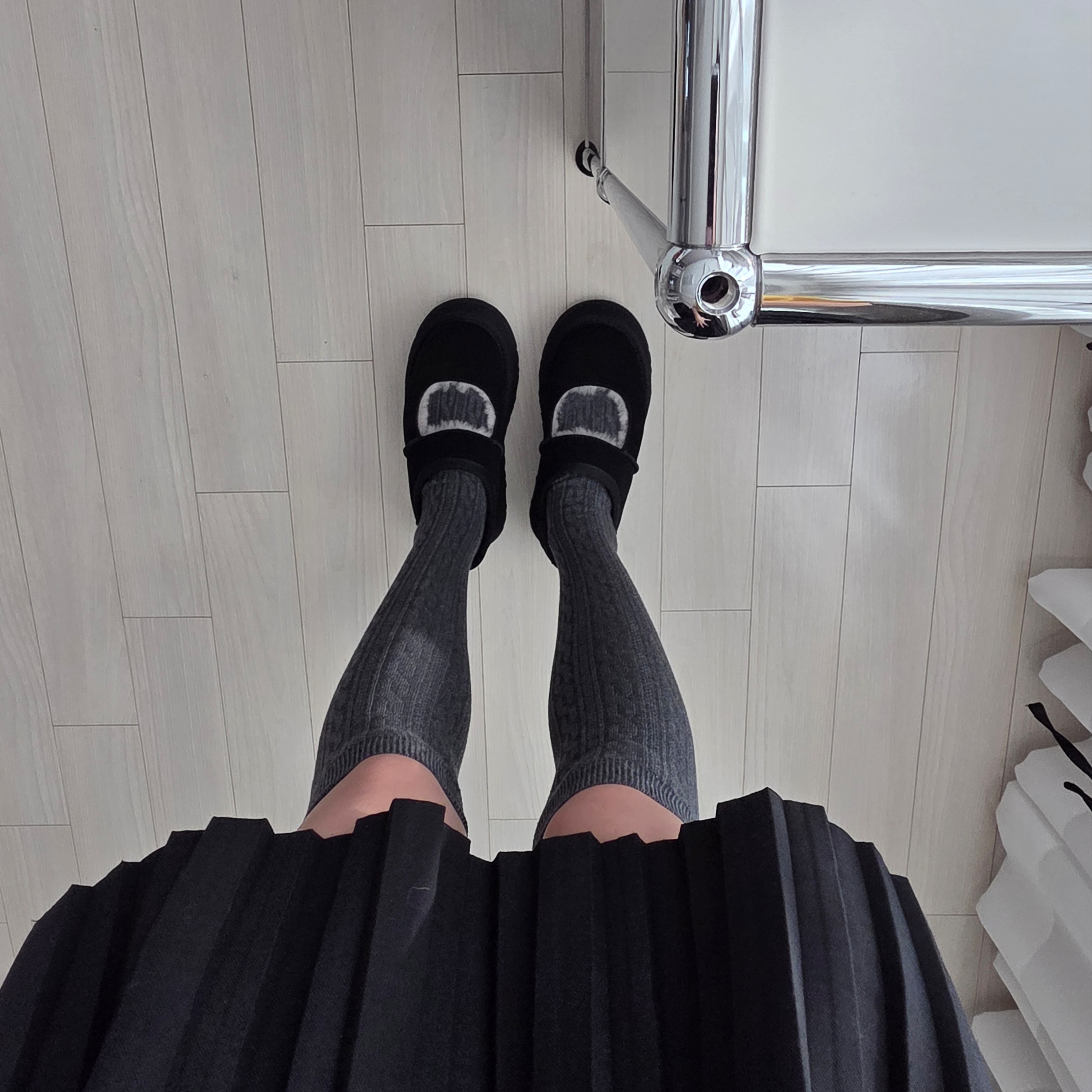 (W) UGG Bea Mary Jane Black 착용 스타일 - 1