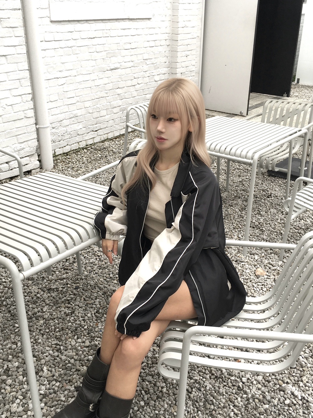 SLOW RECORD HOUSE Piping Line Windbreaker Black & Beige 착용 스타일 - 3