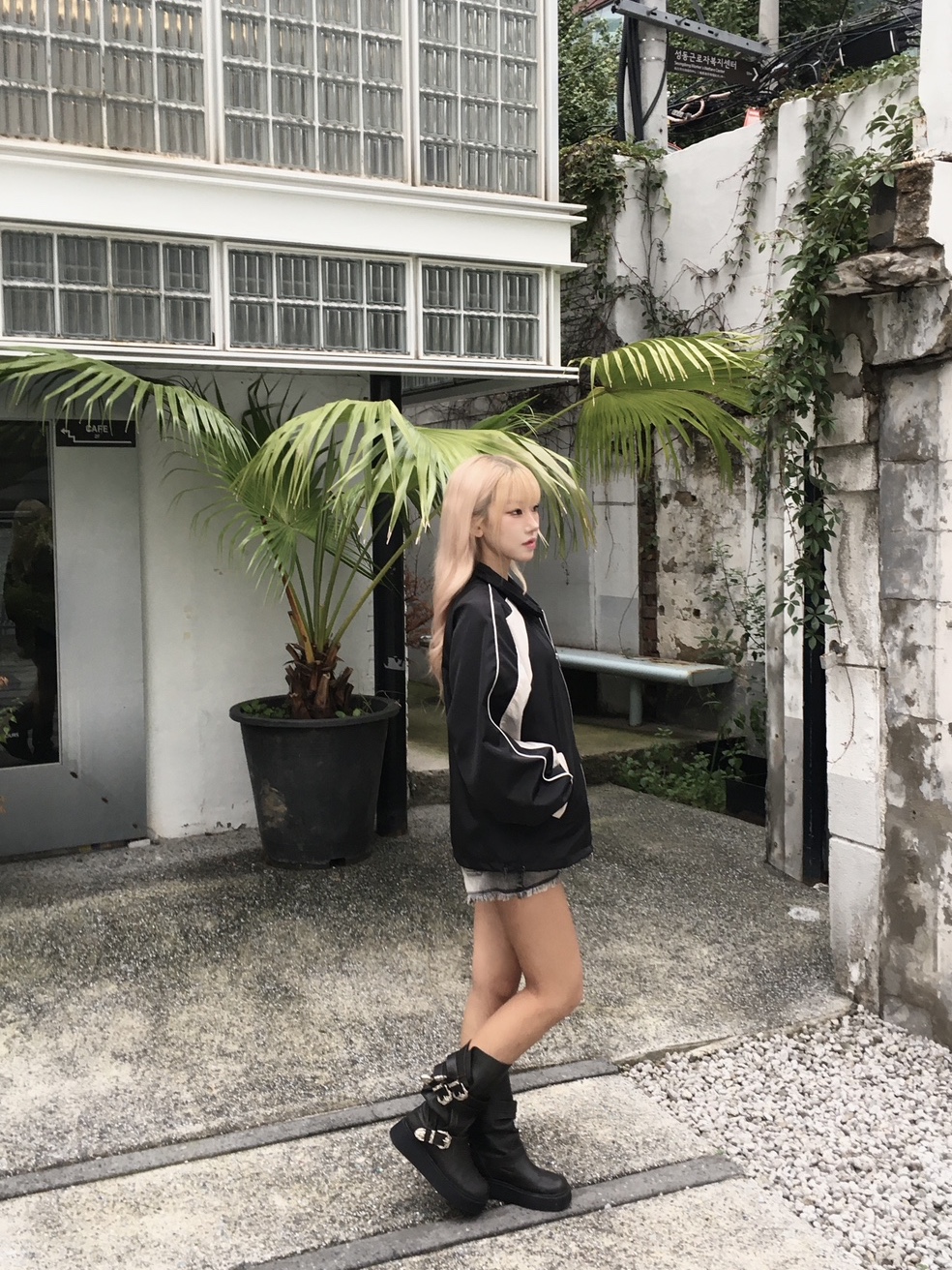 SLOW RECORD HOUSE Piping Line Windbreaker Black & Beige 착용 스타일 - 5
