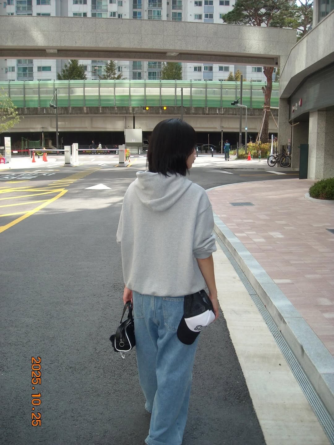 SLOW RECORD HOUSE Check Patch Hoodie Grey 착용 스타일 - 9