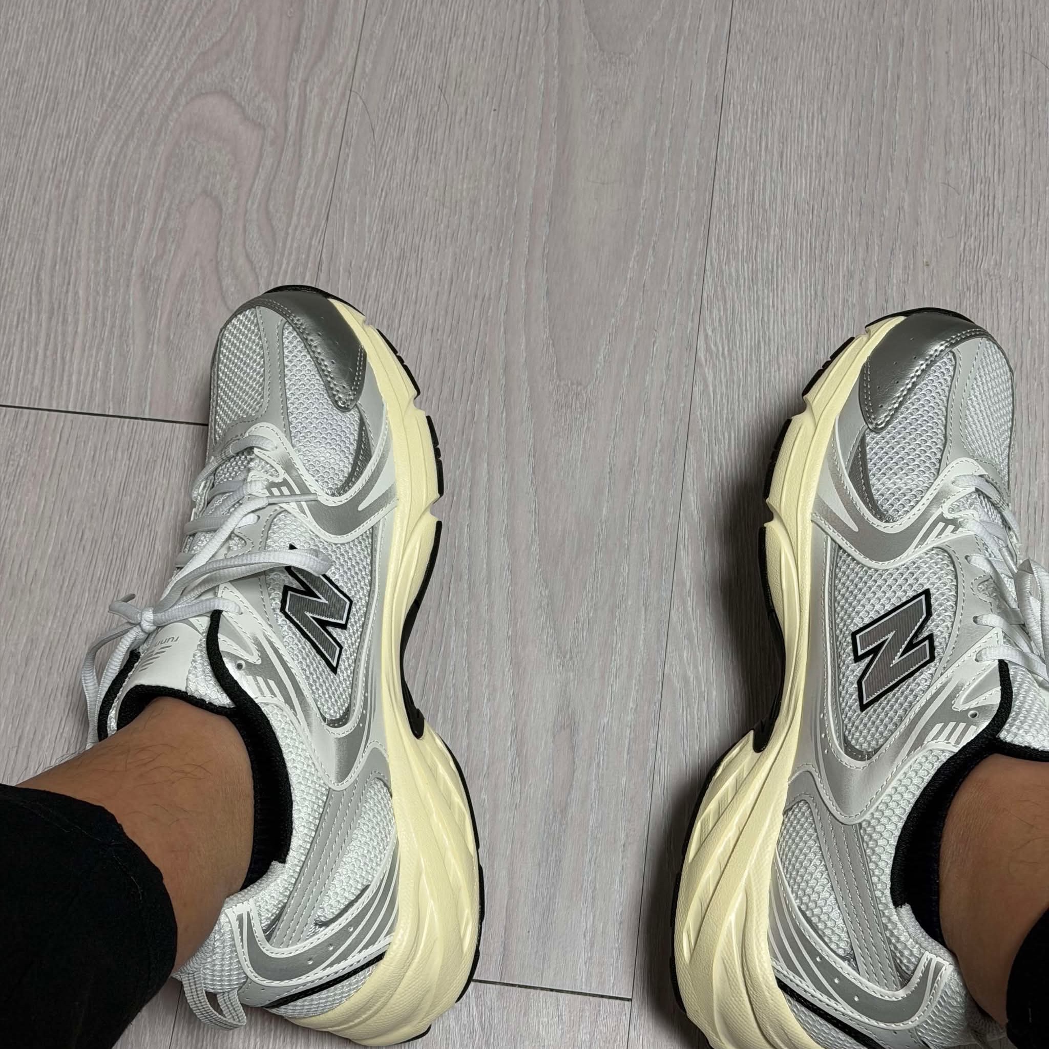 New Balance 530 Silver Cream 착용 스타일