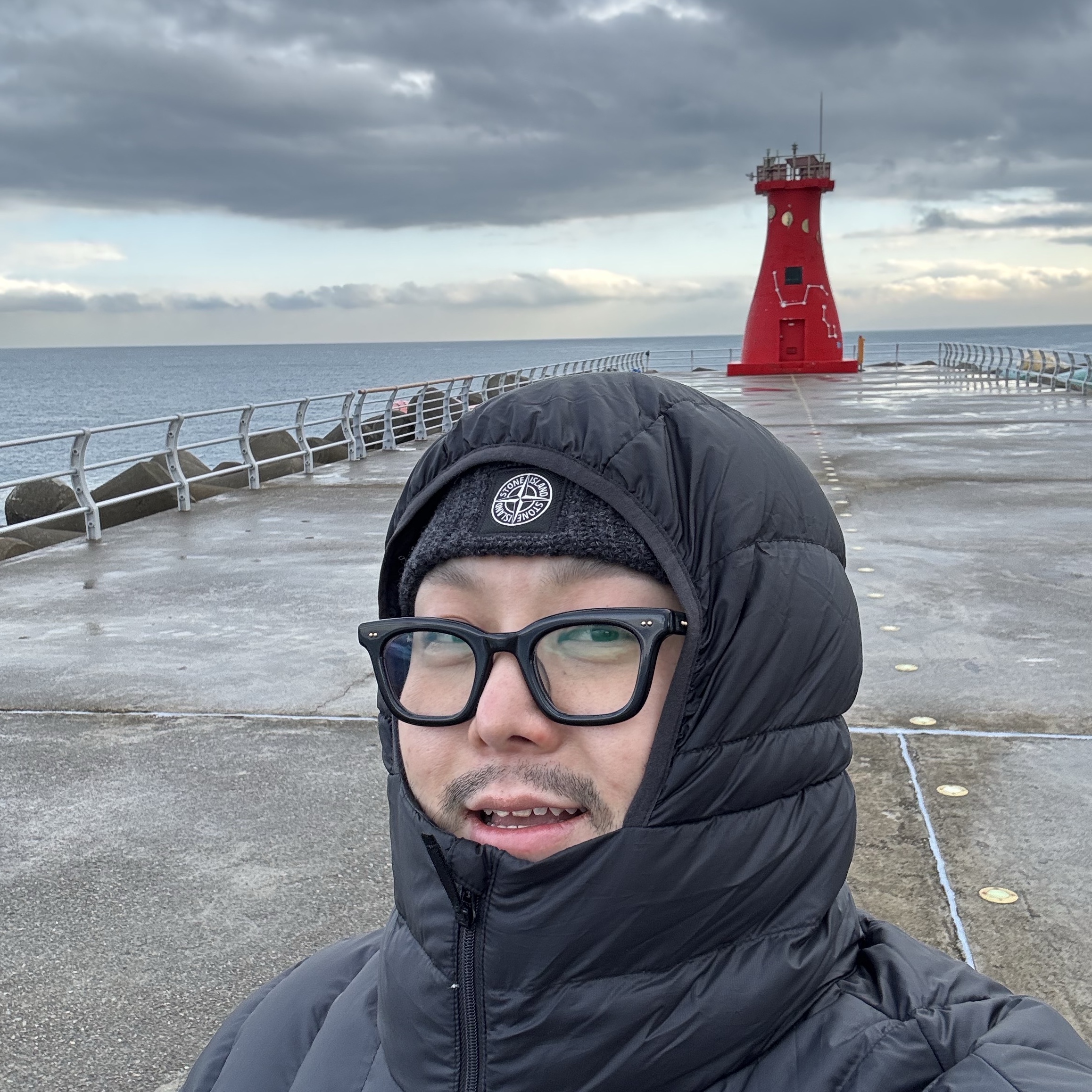 Supreme Micro Down Half Zip Hooded Pullover Black - 24FW, Stone Island N100014 Fancy Yarn Mouliné Wool Beanie with Compass Patch and Mouliné Texture Cement Melange - 25FW 착용 스타일 - 2