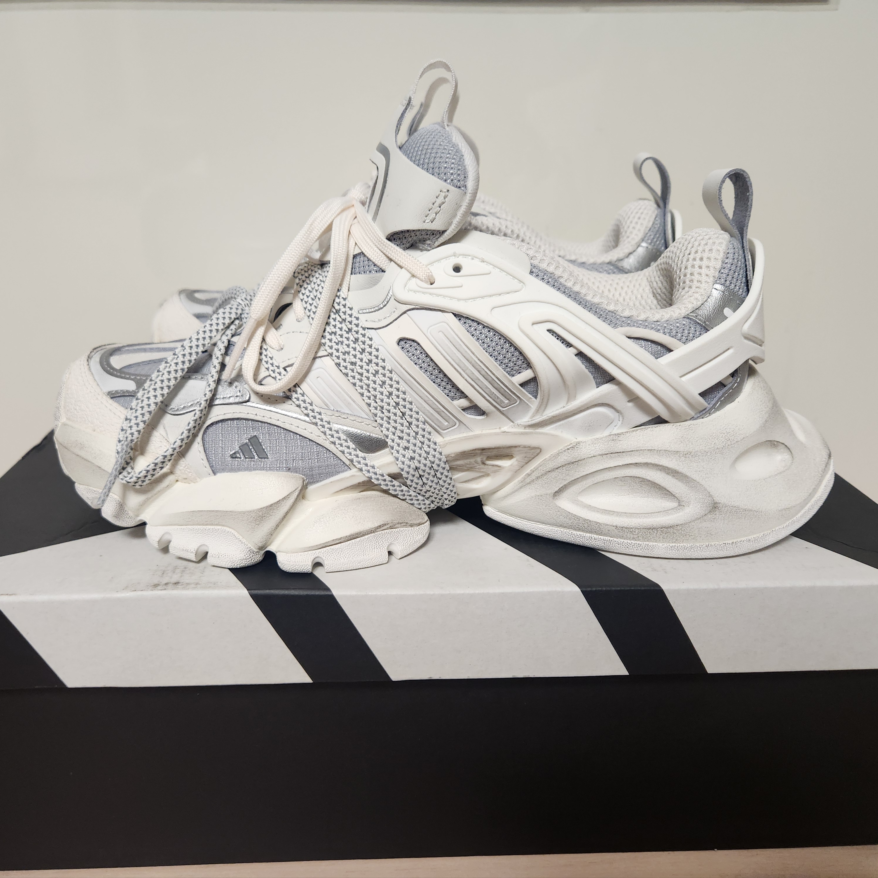 Adidas Vento XLG Deluxe Sneakers Core White Silver Metallic 착용 스타일 - 1