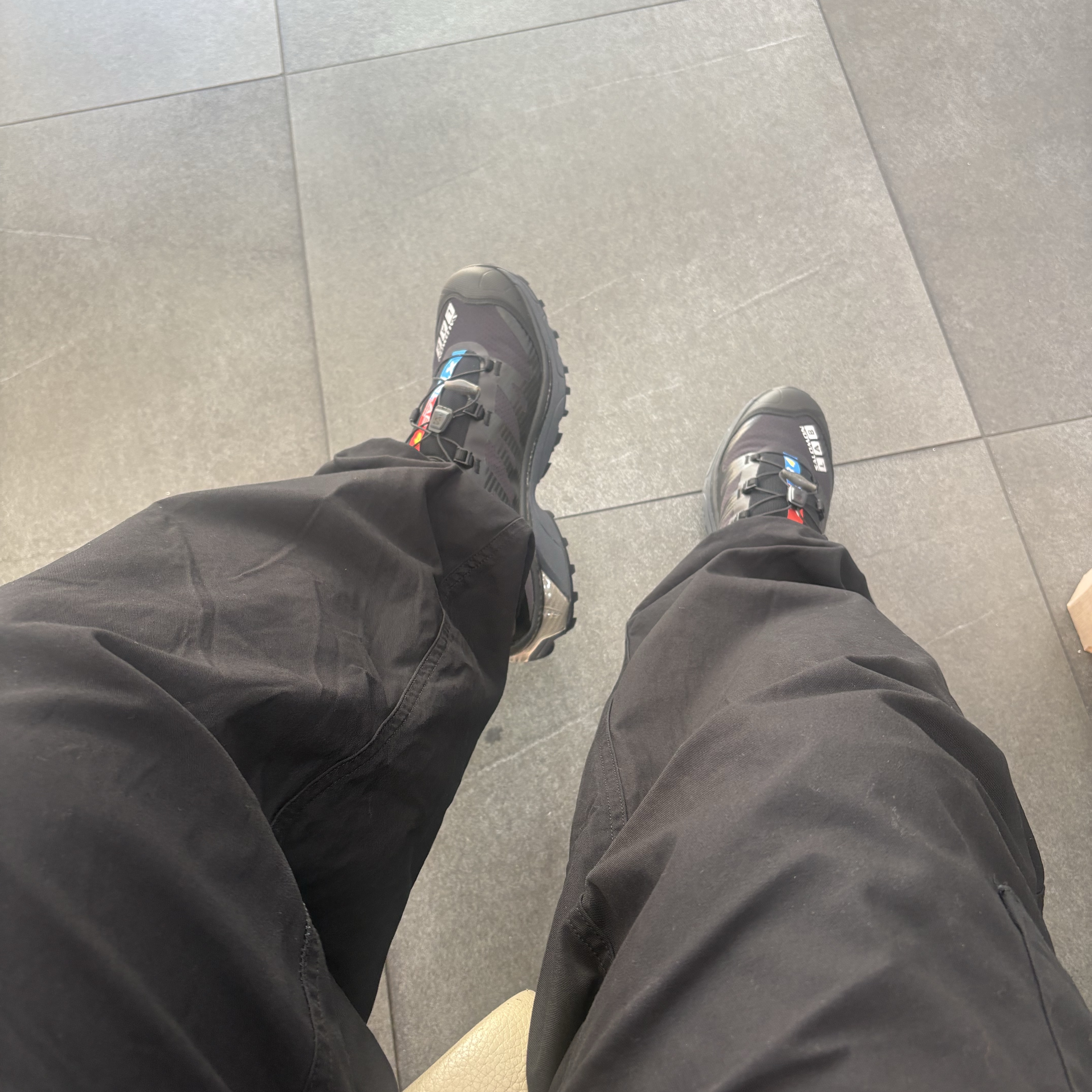 Salomon XT-4 Black Silver Metallic 착용 스타일 - 2